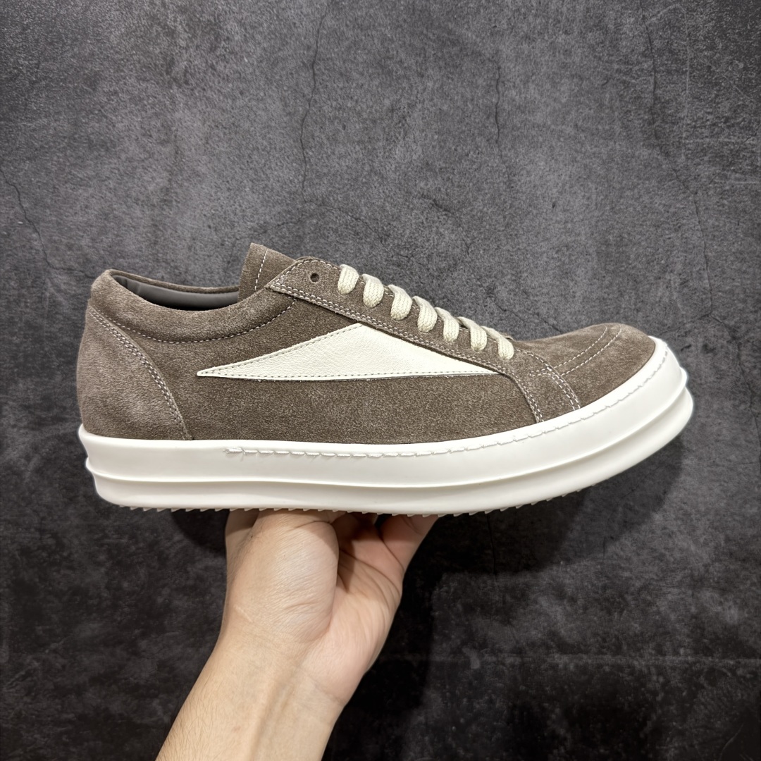 【New Star版本】瑞克 欧文斯Rick owens 主线 经典西瓜头 RO低帮棕白麂皮绒面 从购入原鞋开始到开大底磨具、定制皮料.辅料、调楦、开版.历经6个月时间 同步原版.面皮、包括内里、鞋垫、中底.全部采用粒面小牛皮，上等的皮料是Ro这款鞋核心。（PT首家内里、鞋垫、中底全部用粒面小牛皮的，市场流通版本.为压缩成本全部用超迁顶替.舒适度.透气性大打折扣 皮料无论是纹路风格.颜色和亮度，还原度无限接近百分之百（市面上我们这个皮可称为原厂皮） 内里、鞋垫、中底采用同一块粒面小牛皮料.肉眼可见的质感.自然纹路.毛孔。 三角标.中绒灰白麂皮.颜色和绒感与原厂一致 鞋带独家定制水染.按原版织法工艺.百分比百还原 独家定制定染原厂布袋原厂刺绣工艺.布料厚实.柔软.带点绒感才是正确的 尺码：35 36 37 38 39 40 41 42 43 44 45 46-选品中心