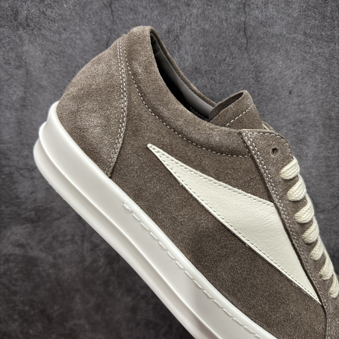 图片[7]-【New Star版本】瑞克 欧文斯Rick owens 主线 经典西瓜头 RO低帮棕白麂皮绒面 从购入原鞋开始到开大底磨具、定制皮料.辅料、调楦、开版.历经6个月时间 同步原版.面皮、包括内里、鞋垫、中底.全部采用粒面小牛皮，上等的皮料是Ro这款鞋核心。（PT首家内里、鞋垫、中底全部用粒面小牛皮的，市场流通版本.为压缩成本全部用超迁顶替.舒适度.透气性大打折扣 皮料无论是纹路风格.颜色和亮度，还原度无限接近百分之百（市面上我们这个皮可称为原厂皮） 内里、鞋垫、中底采用同一块粒面小牛皮料.肉眼可见的质感.自然纹路.毛孔。 三角标.中绒灰白麂皮.颜色和绒感与原厂一致 鞋带独家定制水染.按原版织法工艺.百分比百还原 独家定制定染原厂布袋原厂刺绣工艺.布料厚实.柔软.带点绒感才是正确的 尺码：35 36 37 38 39 40 41 42 43 44 45 46-选品中心