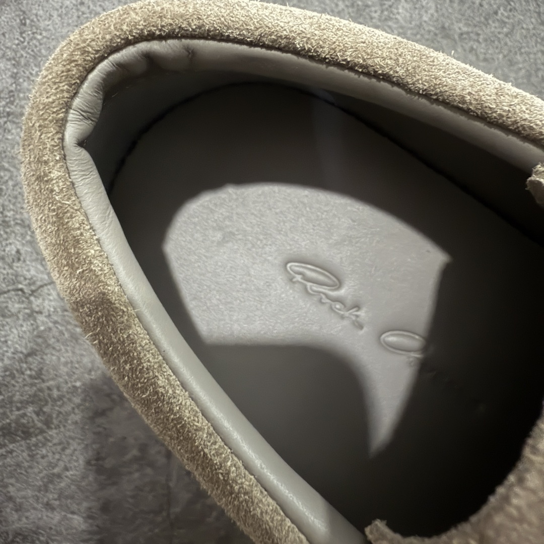 图片[6]-【New Star版本】瑞克 欧文斯Rick owens 主线 经典西瓜头 RO低帮棕白麂皮绒面 从购入原鞋开始到开大底磨具、定制皮料.辅料、调楦、开版.历经6个月时间 同步原版.面皮、包括内里、鞋垫、中底.全部采用粒面小牛皮，上等的皮料是Ro这款鞋核心。（PT首家内里、鞋垫、中底全部用粒面小牛皮的，市场流通版本.为压缩成本全部用超迁顶替.舒适度.透气性大打折扣 皮料无论是纹路风格.颜色和亮度，还原度无限接近百分之百（市面上我们这个皮可称为原厂皮） 内里、鞋垫、中底采用同一块粒面小牛皮料.肉眼可见的质感.自然纹路.毛孔。 三角标.中绒灰白麂皮.颜色和绒感与原厂一致 鞋带独家定制水染.按原版织法工艺.百分比百还原 独家定制定染原厂布袋原厂刺绣工艺.布料厚实.柔软.带点绒感才是正确的 尺码：35 36 37 38 39 40 41 42 43 44 45 46-选品中心