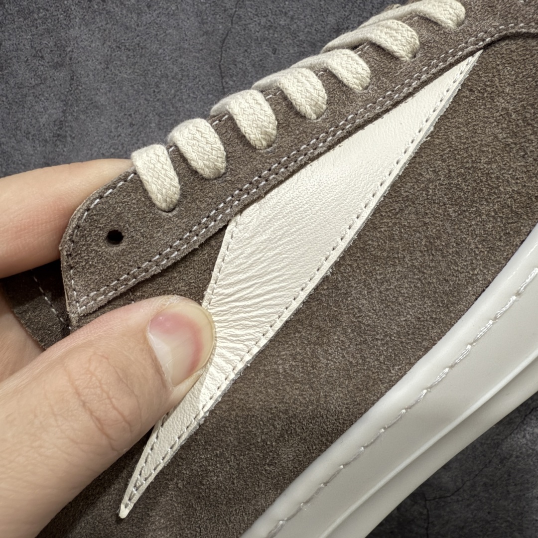 图片[3]-【New Star版本】瑞克 欧文斯Rick owens 主线 经典西瓜头 RO低帮棕白麂皮绒面 从购入原鞋开始到开大底磨具、定制皮料.辅料、调楦、开版.历经6个月时间 同步原版.面皮、包括内里、鞋垫、中底.全部采用粒面小牛皮，上等的皮料是Ro这款鞋核心。（PT首家内里、鞋垫、中底全部用粒面小牛皮的，市场流通版本.为压缩成本全部用超迁顶替.舒适度.透气性大打折扣 皮料无论是纹路风格.颜色和亮度，还原度无限接近百分之百（市面上我们这个皮可称为原厂皮） 内里、鞋垫、中底采用同一块粒面小牛皮料.肉眼可见的质感.自然纹路.毛孔。 三角标.中绒灰白麂皮.颜色和绒感与原厂一致 鞋带独家定制水染.按原版织法工艺.百分比百还原 独家定制定染原厂布袋原厂刺绣工艺.布料厚实.柔软.带点绒感才是正确的 尺码：35 36 37 38 39 40 41 42 43 44 45 46-选品中心