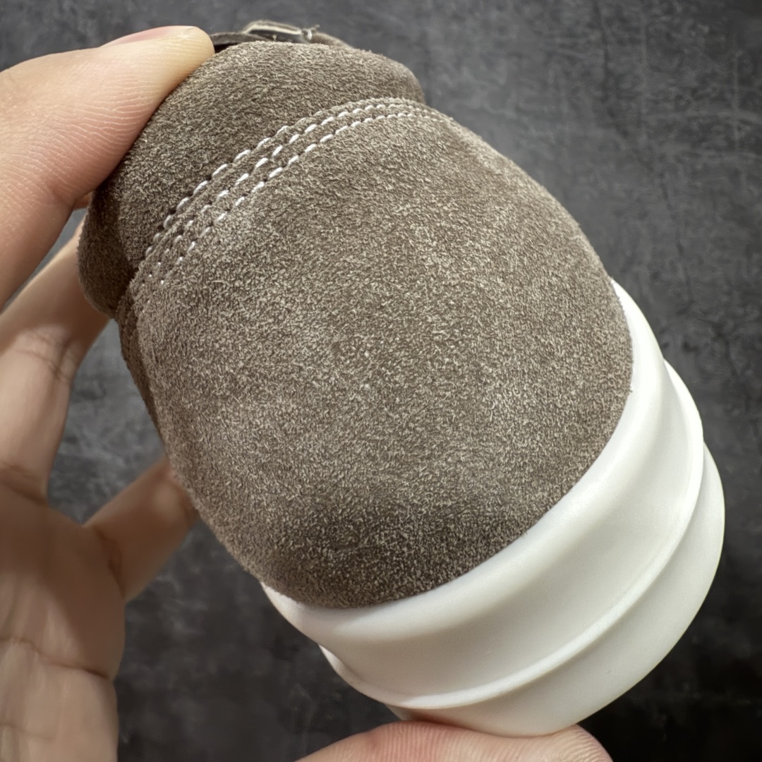 图片[2]-【New Star版本】瑞克 欧文斯Rick owens 主线 经典西瓜头 RO低帮棕白麂皮绒面 从购入原鞋开始到开大底磨具、定制皮料.辅料、调楦、开版.历经6个月时间 同步原版.面皮、包括内里、鞋垫、中底.全部采用粒面小牛皮，上等的皮料是Ro这款鞋核心。（PT首家内里、鞋垫、中底全部用粒面小牛皮的，市场流通版本.为压缩成本全部用超迁顶替.舒适度.透气性大打折扣 皮料无论是纹路风格.颜色和亮度，还原度无限接近百分之百（市面上我们这个皮可称为原厂皮） 内里、鞋垫、中底采用同一块粒面小牛皮料.肉眼可见的质感.自然纹路.毛孔。 三角标.中绒灰白麂皮.颜色和绒感与原厂一致 鞋带独家定制水染.按原版织法工艺.百分比百还原 独家定制定染原厂布袋原厂刺绣工艺.布料厚实.柔软.带点绒感才是正确的 尺码：35 36 37 38 39 40 41 42 43 44 45 46-选品中心