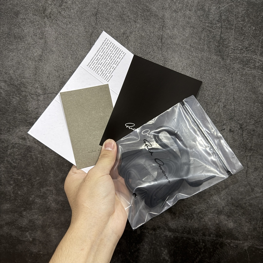 图片[9]-【New Star版本】瑞克 欧文斯Rick owens 主线 经典西瓜头 RO低帮棕白麂皮绒面 从购入原鞋开始到开大底磨具、定制皮料.辅料、调楦、开版.历经6个月时间 同步原版.面皮、包括内里、鞋垫、中底.全部采用粒面小牛皮，上等的皮料是Ro这款鞋核心。（PT首家内里、鞋垫、中底全部用粒面小牛皮的，市场流通版本.为压缩成本全部用超迁顶替.舒适度.透气性大打折扣 皮料无论是纹路风格.颜色和亮度，还原度无限接近百分之百（市面上我们这个皮可称为原厂皮） 内里、鞋垫、中底采用同一块粒面小牛皮料.肉眼可见的质感.自然纹路.毛孔。 三角标.中绒灰白麂皮.颜色和绒感与原厂一致 鞋带独家定制水染.按原版织法工艺.百分比百还原 独家定制定染原厂布袋原厂刺绣工艺.布料厚实.柔软.带点绒感才是正确的 尺码：35 36 37 38 39 40 41 42 43 44 45 46-选品中心