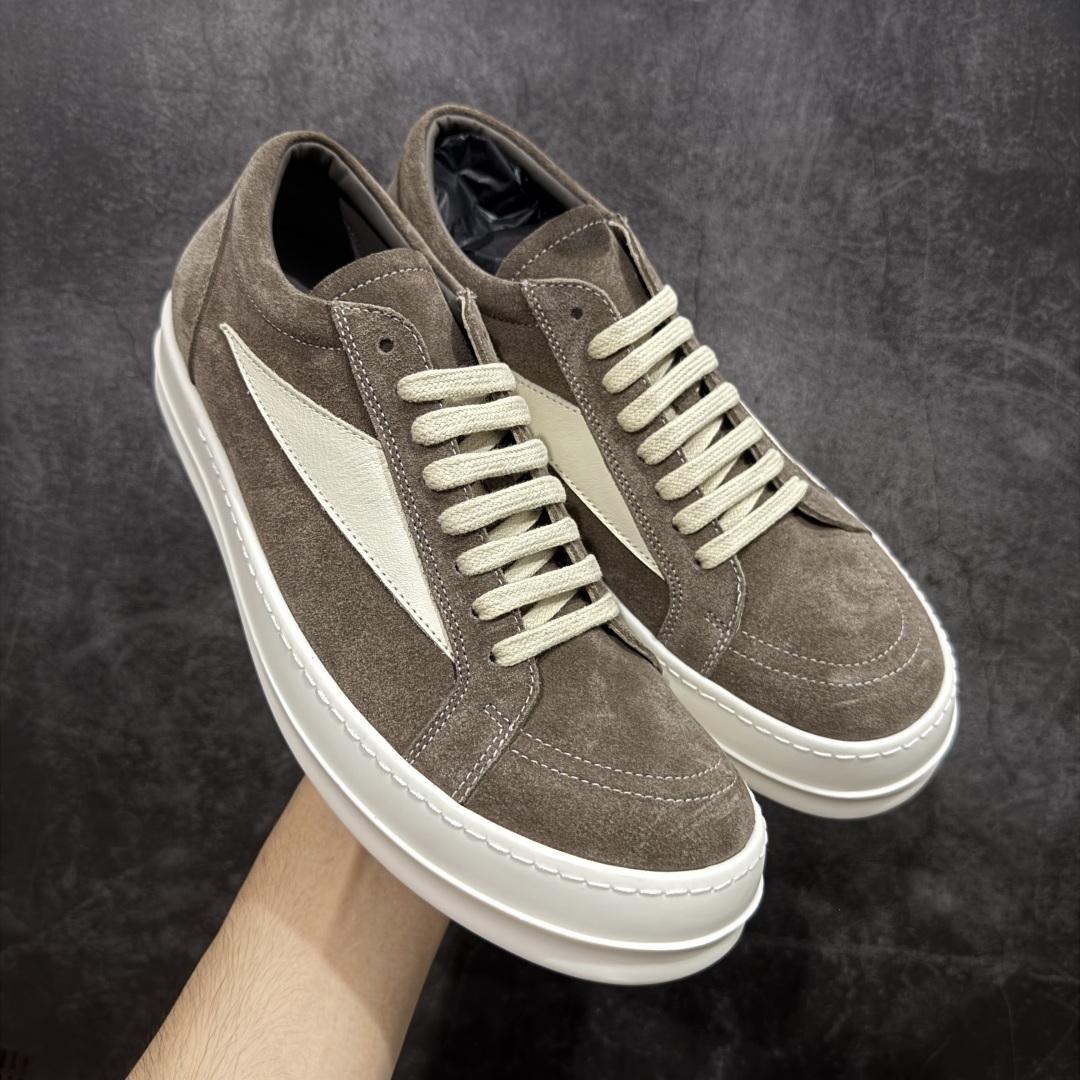 【New Star版本】瑞克 欧文斯Rick owens 主线 经典西瓜头 RO低帮棕白麂皮绒面 从购入原鞋开始到开大底磨具、定制皮料.辅料、调楦、开版.历经6个月时间 同步原版.面皮、包括内里、鞋垫、中底.全部采用粒面小牛皮，上等的皮料是Ro这款鞋核心。（PT首家内里、鞋垫、中底全部用粒面小牛皮的，市场流通版本.为压缩成本全部用超迁顶替.舒适度.透气性大打折扣 皮料无论是纹路风格.颜色和亮度，还原度无限接近百分之百（市面上我们这个皮可称为原厂皮） 内里、鞋垫、中底采用同一块粒面小牛皮料.肉眼可见的质感.自然纹路.毛孔。 三角标.中绒灰白麂皮.颜色和绒感与原厂一致 鞋带独家定制水染.按原版织法工艺.百分比百还原 独家定制定染原厂布袋原厂刺绣工艺.布料厚实.柔软.带点绒感才是正确的 尺码：35 36 37 38 39 40 41 42 43 44 45 46-选品中心