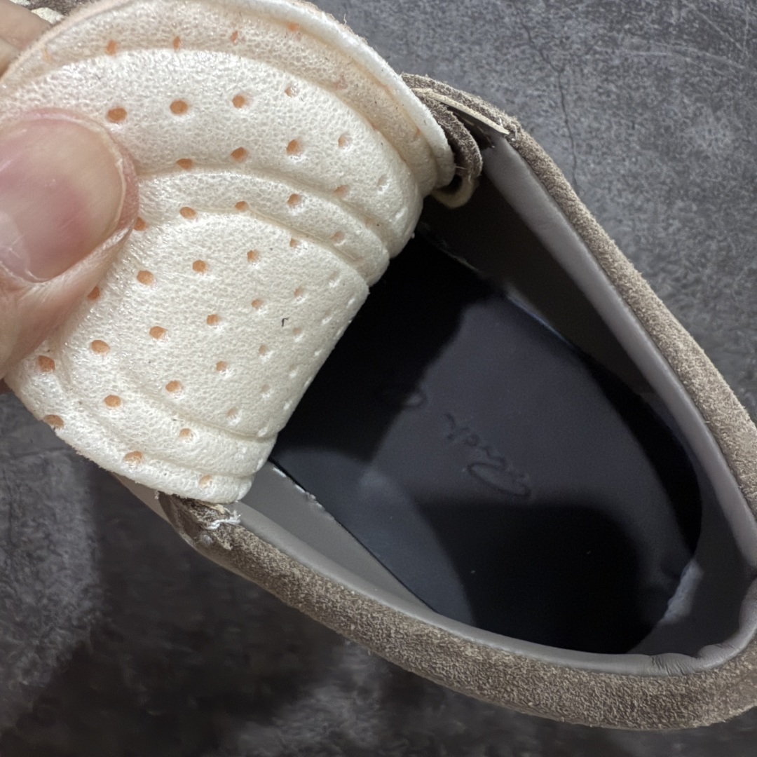 图片[7]-【New Star版本】瑞克 欧文斯Rick owens 主线 经典西瓜头 RO低帮棕白麂皮绒面 从购入原鞋开始到开大底磨具、定制皮料.辅料、调楦、开版.历经6个月时间 同步原版.面皮、包括内里、鞋垫、中底.全部采用粒面小牛皮，上等的皮料是Ro这款鞋核心。（PT首家内里、鞋垫、中底全部用粒面小牛皮的，市场流通版本.为压缩成本全部用超迁顶替.舒适度.透气性大打折扣 皮料无论是纹路风格.颜色和亮度，还原度无限接近百分之百（市面上我们这个皮可称为原厂皮） 内里、鞋垫、中底采用同一块粒面小牛皮料.肉眼可见的质感.自然纹路.毛孔。 三角标.中绒灰白麂皮.颜色和绒感与原厂一致 鞋带独家定制水染.按原版织法工艺.百分比百还原 独家定制定染原厂布袋原厂刺绣工艺.布料厚实.柔软.带点绒感才是正确的 尺码：35 36 37 38 39 40 41 42 43 44 45 46-选品中心