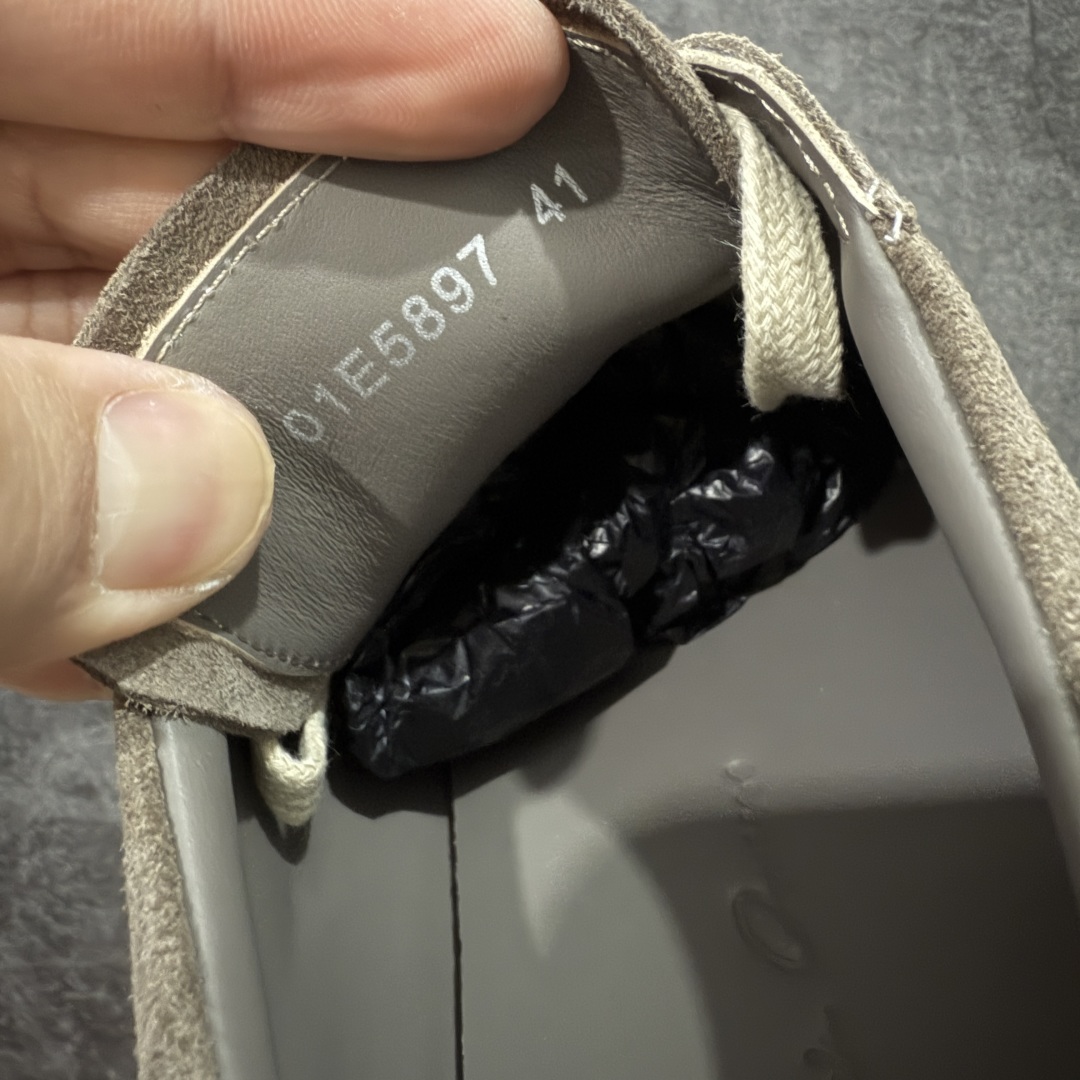 图片[5]-【New Star版本】瑞克 欧文斯Rick owens 主线 经典西瓜头 RO低帮棕白麂皮绒面 从购入原鞋开始到开大底磨具、定制皮料.辅料、调楦、开版.历经6个月时间 同步原版.面皮、包括内里、鞋垫、中底.全部采用粒面小牛皮，上等的皮料是Ro这款鞋核心。（PT首家内里、鞋垫、中底全部用粒面小牛皮的，市场流通版本.为压缩成本全部用超迁顶替.舒适度.透气性大打折扣 皮料无论是纹路风格.颜色和亮度，还原度无限接近百分之百（市面上我们这个皮可称为原厂皮） 内里、鞋垫、中底采用同一块粒面小牛皮料.肉眼可见的质感.自然纹路.毛孔。 三角标.中绒灰白麂皮.颜色和绒感与原厂一致 鞋带独家定制水染.按原版织法工艺.百分比百还原 独家定制定染原厂布袋原厂刺绣工艺.布料厚实.柔软.带点绒感才是正确的 尺码：35 36 37 38 39 40 41 42 43 44 45 46-选品中心