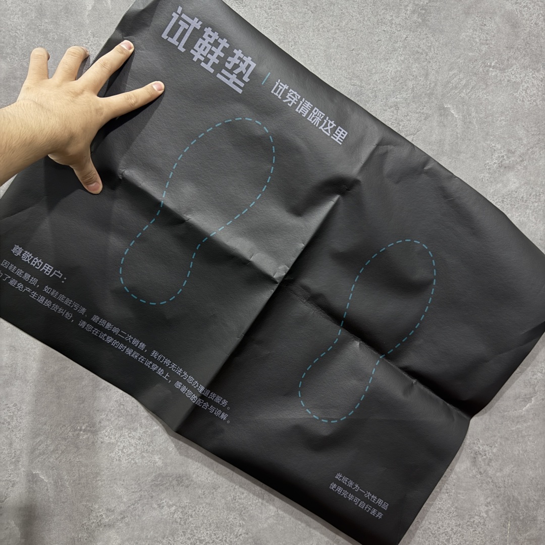 图片[8]-【New Star版本】瑞克 欧文斯Rick owens 主线 经典西瓜头 RO低帮棕白麂皮绒面 从购入原鞋开始到开大底磨具、定制皮料.辅料、调楦、开版.历经6个月时间 同步原版.面皮、包括内里、鞋垫、中底.全部采用粒面小牛皮，上等的皮料是Ro这款鞋核心。（PT首家内里、鞋垫、中底全部用粒面小牛皮的，市场流通版本.为压缩成本全部用超迁顶替.舒适度.透气性大打折扣 皮料无论是纹路风格.颜色和亮度，还原度无限接近百分之百（市面上我们这个皮可称为原厂皮） 内里、鞋垫、中底采用同一块粒面小牛皮料.肉眼可见的质感.自然纹路.毛孔。 三角标.中绒灰白麂皮.颜色和绒感与原厂一致 鞋带独家定制水染.按原版织法工艺.百分比百还原 独家定制定染原厂布袋原厂刺绣工艺.布料厚实.柔软.带点绒感才是正确的 尺码：35 36 37 38 39 40 41 42 43 44 45 46-选品中心