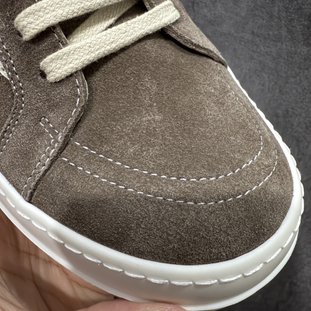 图片[4]-【New Star版本】瑞克 欧文斯Rick owens 主线 经典西瓜头 RO低帮棕白麂皮绒面 从购入原鞋开始到开大底磨具、定制皮料.辅料、调楦、开版.历经6个月时间 同步原版.面皮、包括内里、鞋垫、中底.全部采用粒面小牛皮，上等的皮料是Ro这款鞋核心。（PT首家内里、鞋垫、中底全部用粒面小牛皮的，市场流通版本.为压缩成本全部用超迁顶替.舒适度.透气性大打折扣 皮料无论是纹路风格.颜色和亮度，还原度无限接近百分之百（市面上我们这个皮可称为原厂皮） 内里、鞋垫、中底采用同一块粒面小牛皮料.肉眼可见的质感.自然纹路.毛孔。 三角标.中绒灰白麂皮.颜色和绒感与原厂一致 鞋带独家定制水染.按原版织法工艺.百分比百还原 独家定制定染原厂布袋原厂刺绣工艺.布料厚实.柔软.带点绒感才是正确的 尺码：35 36 37 38 39 40 41 42 43 44 45 46-选品中心