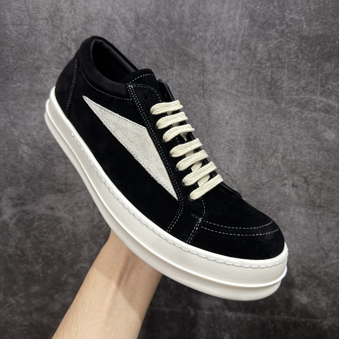 图片[3]-【New Star版本】瑞克 欧文斯Rick owens 主线 经典西瓜头 RO低帮黑白麂皮绒面 从购入原鞋开始到开大底磨具、定制皮料.辅料、调楦、开版.历经6个月时间 同步原版.面皮、包括内里、鞋垫、中底.全部采用粒面小牛皮，上等的皮料是Ro这款鞋核心。（PT首家内里、鞋垫、中底全部用粒面小牛皮的，市场流通版本.为压缩成本全部用超迁顶替.舒适度.透气性大打折扣 皮料无论是纹路风格.颜色和亮度，还原度无限接近百分之百（市面上我们这个皮可称为原厂皮） 内里、鞋垫、中底采用同一块粒面小牛皮料.肉眼可见的质感.自然纹路.毛孔。 三角标.中绒灰白麂皮.颜色和绒感与原厂一致 鞋带独家定制水染.按原版织法工艺.百分比百还原 独家定制定染原厂布袋原厂刺绣工艺.布料厚实.柔软.带点绒感才是正确的 尺码：35 36 37 38 39 40 41 42 43 44 45 46-选品中心