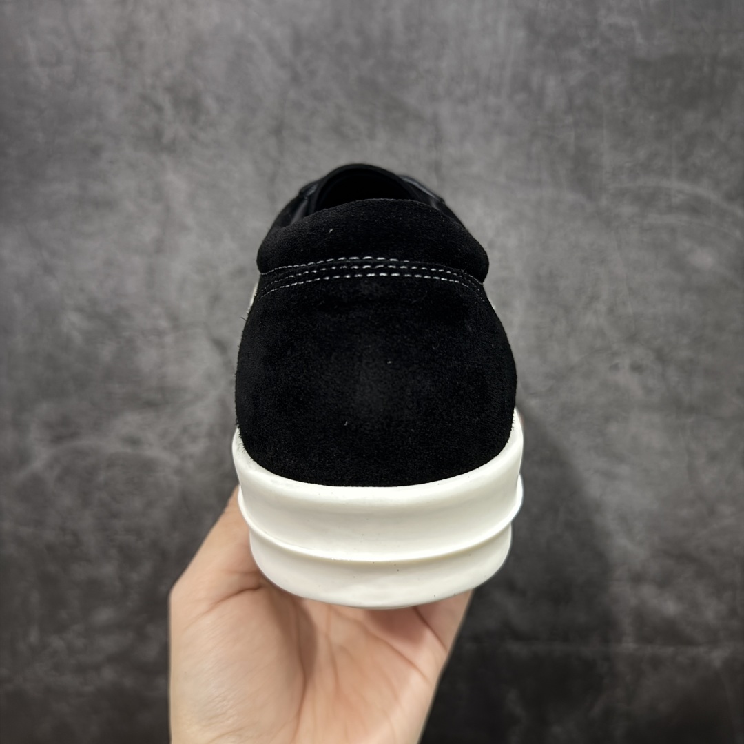 图片[4]-【New Star版本】瑞克 欧文斯Rick owens 主线 经典西瓜头 RO低帮黑白麂皮绒面 从购入原鞋开始到开大底磨具、定制皮料.辅料、调楦、开版.历经6个月时间 同步原版.面皮、包括内里、鞋垫、中底.全部采用粒面小牛皮，上等的皮料是Ro这款鞋核心。（PT首家内里、鞋垫、中底全部用粒面小牛皮的，市场流通版本.为压缩成本全部用超迁顶替.舒适度.透气性大打折扣 皮料无论是纹路风格.颜色和亮度，还原度无限接近百分之百（市面上我们这个皮可称为原厂皮） 内里、鞋垫、中底采用同一块粒面小牛皮料.肉眼可见的质感.自然纹路.毛孔。 三角标.中绒灰白麂皮.颜色和绒感与原厂一致 鞋带独家定制水染.按原版织法工艺.百分比百还原 独家定制定染原厂布袋原厂刺绣工艺.布料厚实.柔软.带点绒感才是正确的 尺码：35 36 37 38 39 40 41 42 43 44 45 46-选品中心
