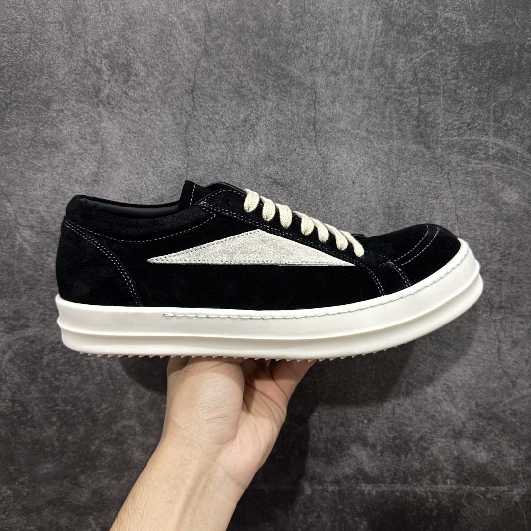 【New Star版本】瑞克 欧文斯Rick owens 主线 经典西瓜头 RO低帮黑白麂皮绒面 从购入原鞋开始到开大底磨具、定制皮料.辅料、调楦、开版.历经6个月时间 同步原版.面皮、包括内里、鞋垫、中底.全部采用粒面小牛皮，上等的皮料是Ro这款鞋核心。（PT首家内里、鞋垫、中底全部用粒面小牛皮的，市场流通版本.为压缩成本全部用超迁顶替.舒适度.透气性大打折扣 皮料无论是纹路风格.颜色和亮度，还原度无限接近百分之百（市面上我们这个皮可称为原厂皮） 内里、鞋垫、中底采用同一块粒面小牛皮料.肉眼可见的质感.自然纹路.毛孔。 三角标.中绒灰白麂皮.颜色和绒感与原厂一致 鞋带独家定制水染.按原版织法工艺.百分比百还原 独家定制定染原厂布袋原厂刺绣工艺.布料厚实.柔软.带点绒感才是正确的 尺码：35 36 37 38 39 40 41 42 43 44 45 46-选品中心