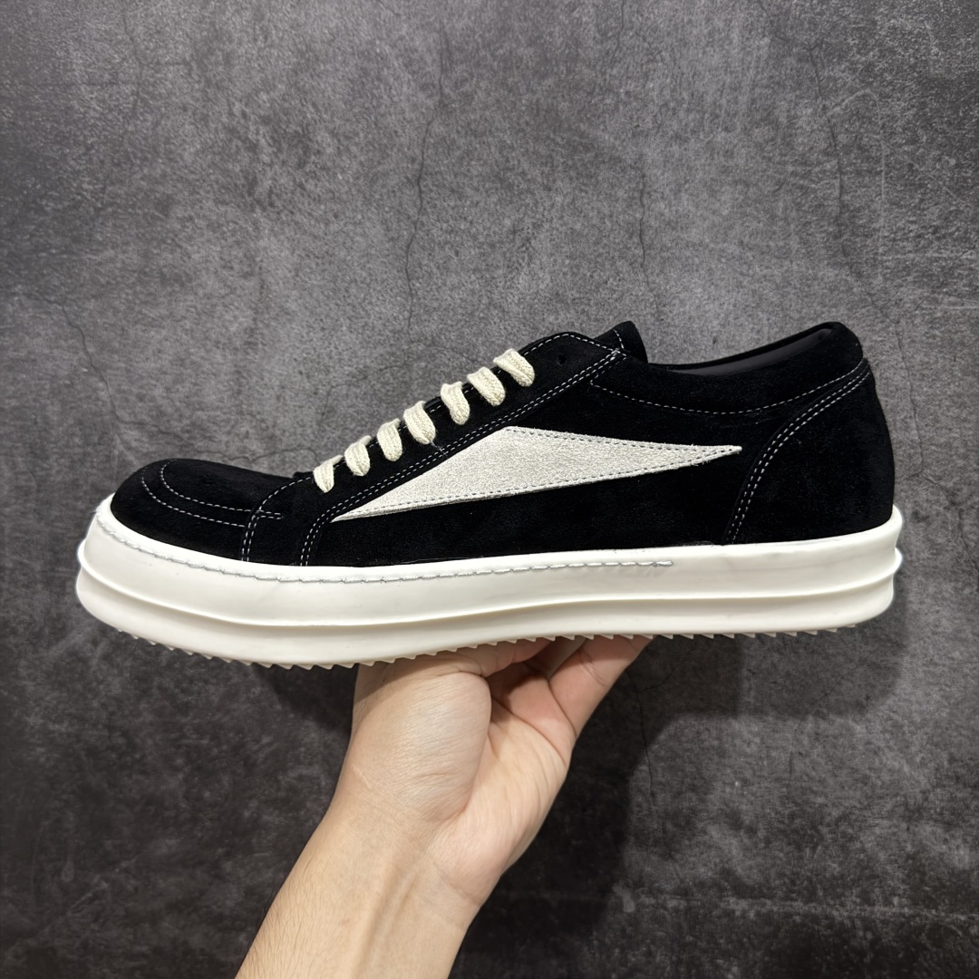 图片[2]-【New Star版本】瑞克 欧文斯Rick owens 主线 经典西瓜头 RO低帮黑白麂皮绒面 从购入原鞋开始到开大底磨具、定制皮料.辅料、调楦、开版.历经6个月时间 同步原版.面皮、包括内里、鞋垫、中底.全部采用粒面小牛皮，上等的皮料是Ro这款鞋核心。（PT首家内里、鞋垫、中底全部用粒面小牛皮的，市场流通版本.为压缩成本全部用超迁顶替.舒适度.透气性大打折扣 皮料无论是纹路风格.颜色和亮度，还原度无限接近百分之百（市面上我们这个皮可称为原厂皮） 内里、鞋垫、中底采用同一块粒面小牛皮料.肉眼可见的质感.自然纹路.毛孔。 三角标.中绒灰白麂皮.颜色和绒感与原厂一致 鞋带独家定制水染.按原版织法工艺.百分比百还原 独家定制定染原厂布袋原厂刺绣工艺.布料厚实.柔软.带点绒感才是正确的 尺码：35 36 37 38 39 40 41 42 43 44 45 46-选品中心