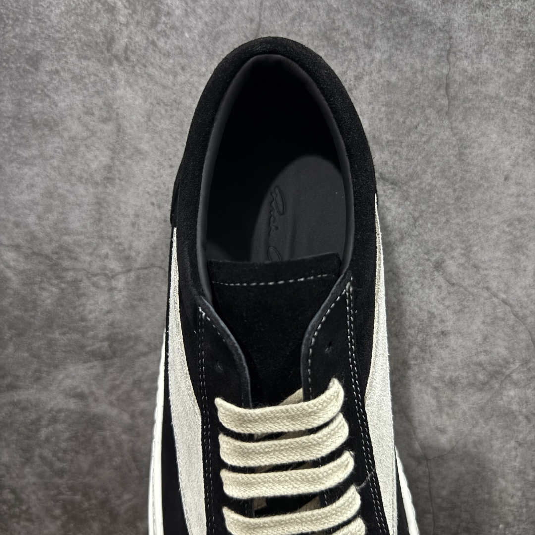 图片[8]-【New Star版本】瑞克 欧文斯Rick owens 主线 经典西瓜头 RO低帮黑白麂皮绒面 从购入原鞋开始到开大底磨具、定制皮料.辅料、调楦、开版.历经6个月时间 同步原版.面皮、包括内里、鞋垫、中底.全部采用粒面小牛皮，上等的皮料是Ro这款鞋核心。（PT首家内里、鞋垫、中底全部用粒面小牛皮的，市场流通版本.为压缩成本全部用超迁顶替.舒适度.透气性大打折扣 皮料无论是纹路风格.颜色和亮度，还原度无限接近百分之百（市面上我们这个皮可称为原厂皮） 内里、鞋垫、中底采用同一块粒面小牛皮料.肉眼可见的质感.自然纹路.毛孔。 三角标.中绒灰白麂皮.颜色和绒感与原厂一致 鞋带独家定制水染.按原版织法工艺.百分比百还原 独家定制定染原厂布袋原厂刺绣工艺.布料厚实.柔软.带点绒感才是正确的 尺码：35 36 37 38 39 40 41 42 43 44 45 46-选品中心