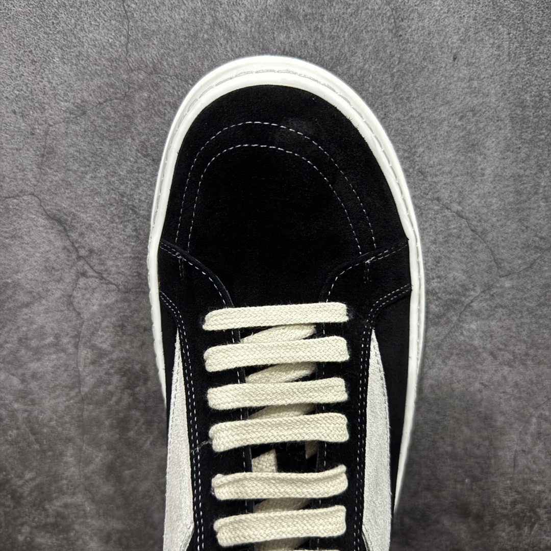 图片[5]-【New Star版本】瑞克 欧文斯Rick owens 主线 经典西瓜头 RO低帮黑白麂皮绒面 从购入原鞋开始到开大底磨具、定制皮料.辅料、调楦、开版.历经6个月时间 同步原版.面皮、包括内里、鞋垫、中底.全部采用粒面小牛皮，上等的皮料是Ro这款鞋核心。（PT首家内里、鞋垫、中底全部用粒面小牛皮的，市场流通版本.为压缩成本全部用超迁顶替.舒适度.透气性大打折扣 皮料无论是纹路风格.颜色和亮度，还原度无限接近百分之百（市面上我们这个皮可称为原厂皮） 内里、鞋垫、中底采用同一块粒面小牛皮料.肉眼可见的质感.自然纹路.毛孔。 三角标.中绒灰白麂皮.颜色和绒感与原厂一致 鞋带独家定制水染.按原版织法工艺.百分比百还原 独家定制定染原厂布袋原厂刺绣工艺.布料厚实.柔软.带点绒感才是正确的 尺码：35 36 37 38 39 40 41 42 43 44 45 46-选品中心