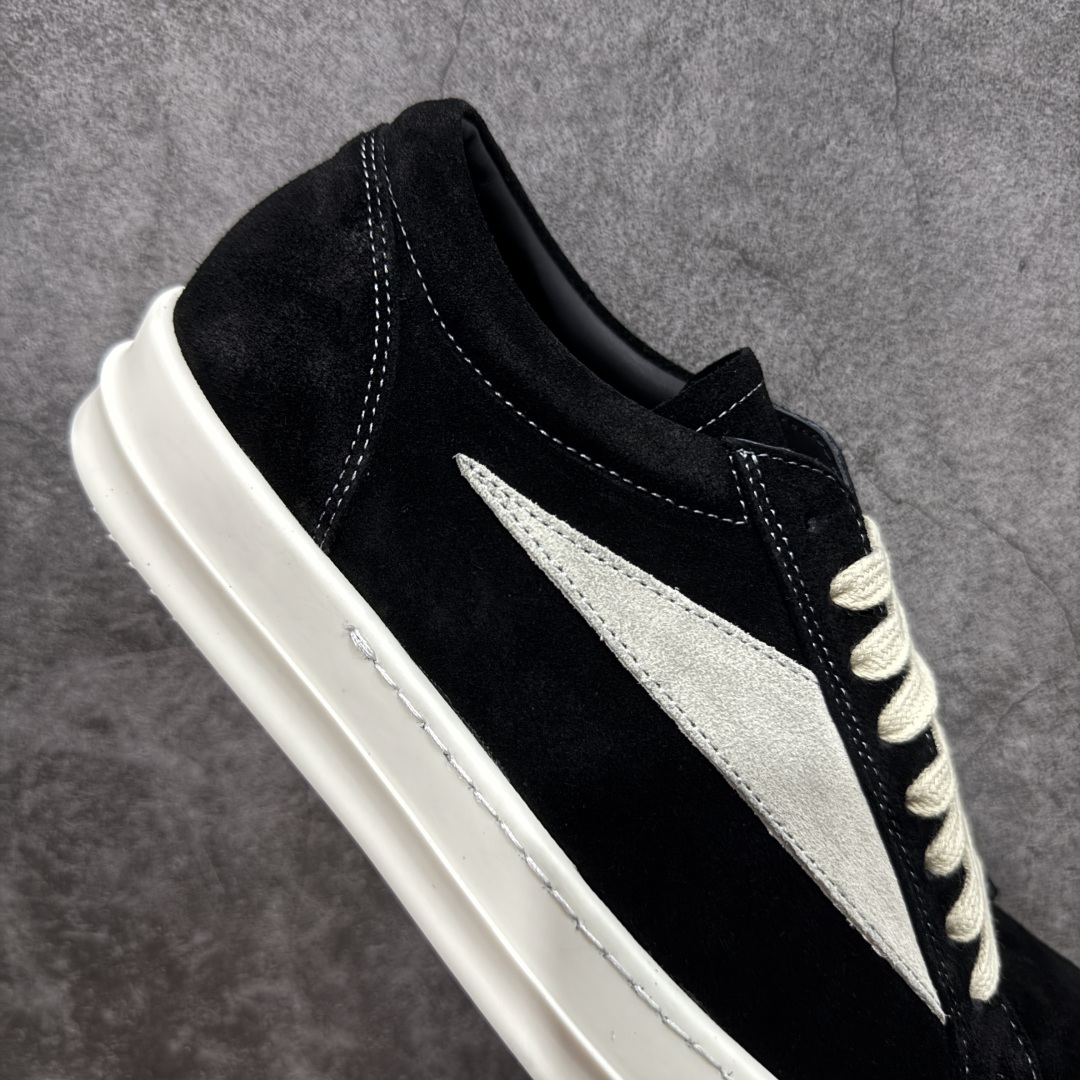 图片[7]-【New Star版本】瑞克 欧文斯Rick owens 主线 经典西瓜头 RO低帮黑白麂皮绒面 从购入原鞋开始到开大底磨具、定制皮料.辅料、调楦、开版.历经6个月时间 同步原版.面皮、包括内里、鞋垫、中底.全部采用粒面小牛皮，上等的皮料是Ro这款鞋核心。（PT首家内里、鞋垫、中底全部用粒面小牛皮的，市场流通版本.为压缩成本全部用超迁顶替.舒适度.透气性大打折扣 皮料无论是纹路风格.颜色和亮度，还原度无限接近百分之百（市面上我们这个皮可称为原厂皮） 内里、鞋垫、中底采用同一块粒面小牛皮料.肉眼可见的质感.自然纹路.毛孔。 三角标.中绒灰白麂皮.颜色和绒感与原厂一致 鞋带独家定制水染.按原版织法工艺.百分比百还原 独家定制定染原厂布袋原厂刺绣工艺.布料厚实.柔软.带点绒感才是正确的 尺码：35 36 37 38 39 40 41 42 43 44 45 46-选品中心