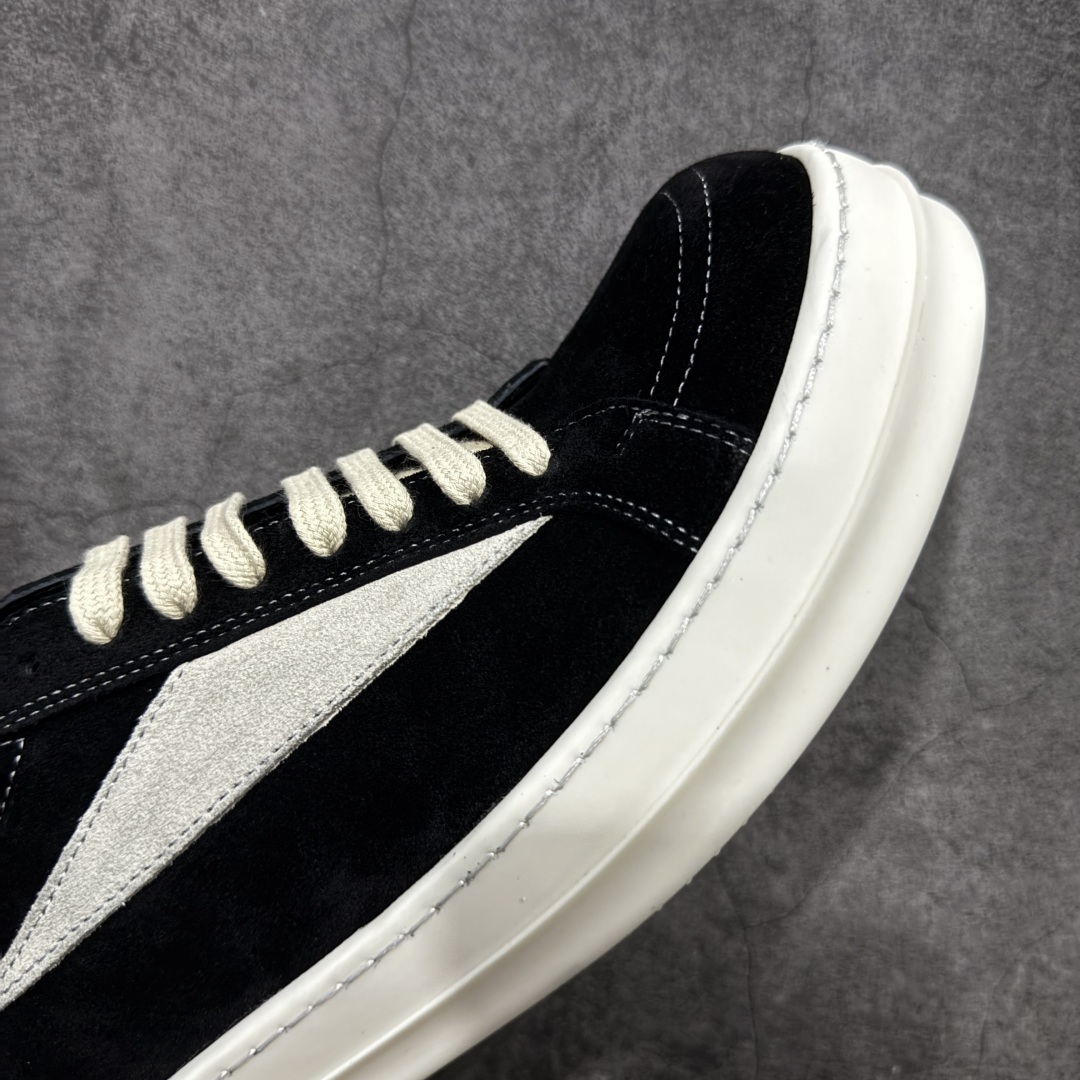 图片[6]-【New Star版本】瑞克 欧文斯Rick owens 主线 经典西瓜头 RO低帮黑白麂皮绒面 从购入原鞋开始到开大底磨具、定制皮料.辅料、调楦、开版.历经6个月时间 同步原版.面皮、包括内里、鞋垫、中底.全部采用粒面小牛皮，上等的皮料是Ro这款鞋核心。（PT首家内里、鞋垫、中底全部用粒面小牛皮的，市场流通版本.为压缩成本全部用超迁顶替.舒适度.透气性大打折扣 皮料无论是纹路风格.颜色和亮度，还原度无限接近百分之百（市面上我们这个皮可称为原厂皮） 内里、鞋垫、中底采用同一块粒面小牛皮料.肉眼可见的质感.自然纹路.毛孔。 三角标.中绒灰白麂皮.颜色和绒感与原厂一致 鞋带独家定制水染.按原版织法工艺.百分比百还原 独家定制定染原厂布袋原厂刺绣工艺.布料厚实.柔软.带点绒感才是正确的 尺码：35 36 37 38 39 40 41 42 43 44 45 46-选品中心