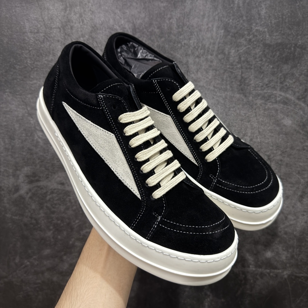 【New Star版本】瑞克 欧文斯Rick owens 主线 经典西瓜头 RO低帮黑白麂皮绒面 从购入原鞋开始到开大底磨具、定制皮料.辅料、调楦、开版.历经6个月时间 同步原版.面皮、包括内里、鞋垫、中底.全部采用粒面小牛皮，上等的皮料是Ro这款鞋核心。（PT首家内里、鞋垫、中底全部用粒面小牛皮的，市场流通版本.为压缩成本全部用超迁顶替.舒适度.透气性大打折扣 皮料无论是纹路风格.颜色和亮度，还原度无限接近百分之百（市面上我们这个皮可称为原厂皮） 内里、鞋垫、中底采用同一块粒面小牛皮料.肉眼可见的质感.自然纹路.毛孔。 三角标.中绒灰白麂皮.颜色和绒感与原厂一致 鞋带独家定制水染.按原版织法工艺.百分比百还原 独家定制定染原厂布袋原厂刺绣工艺.布料厚实.柔软.带点绒感才是正确的 尺码：35 36 37 38 39 40 41 42 43 44 45 46-选品中心