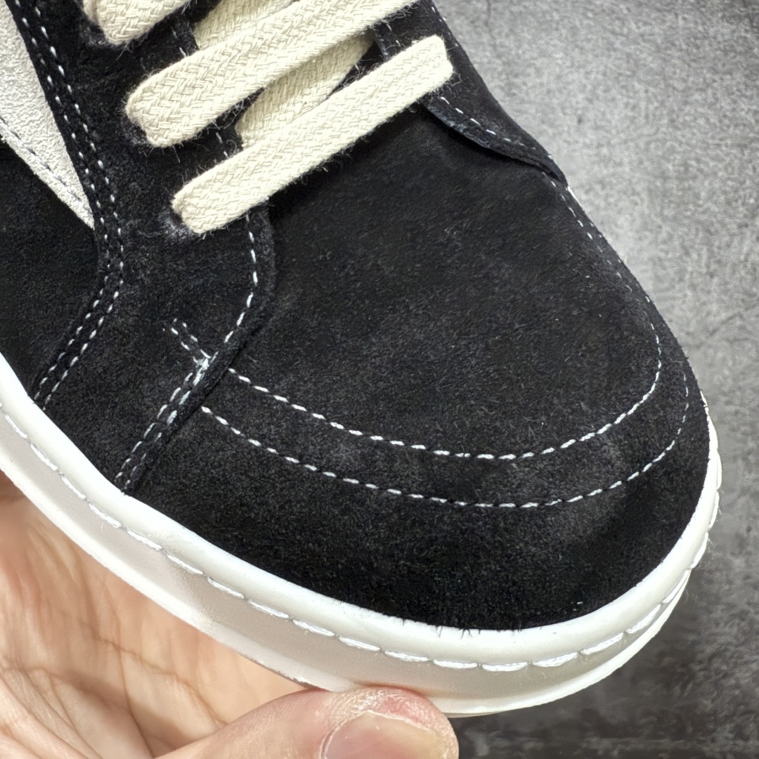 图片[4]-【New Star版本】瑞克 欧文斯Rick owens 主线 经典西瓜头 RO低帮黑白麂皮绒面 从购入原鞋开始到开大底磨具、定制皮料.辅料、调楦、开版.历经6个月时间 同步原版.面皮、包括内里、鞋垫、中底.全部采用粒面小牛皮，上等的皮料是Ro这款鞋核心。（PT首家内里、鞋垫、中底全部用粒面小牛皮的，市场流通版本.为压缩成本全部用超迁顶替.舒适度.透气性大打折扣 皮料无论是纹路风格.颜色和亮度，还原度无限接近百分之百（市面上我们这个皮可称为原厂皮） 内里、鞋垫、中底采用同一块粒面小牛皮料.肉眼可见的质感.自然纹路.毛孔。 三角标.中绒灰白麂皮.颜色和绒感与原厂一致 鞋带独家定制水染.按原版织法工艺.百分比百还原 独家定制定染原厂布袋原厂刺绣工艺.布料厚实.柔软.带点绒感才是正确的 尺码：35 36 37 38 39 40 41 42 43 44 45 46-选品中心