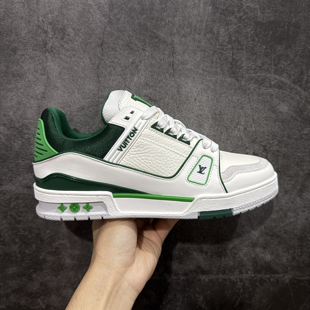 【专柜版/海淘代购版】 现货当天可取 LV Trainer系列高奢运动鞋 限定款 新款芯片顶级 潮人必备单品 同步ZP官网空胶工艺 鞋舌、挂饰均镶嵌NFC芯片感应装置 正确胶片断点式设计 中底正确还原原版油印字母比例 1：1原楦格板、楦头、刀磨全新升级！ 独家订制顶级压纹麂皮 原版开模TPU大底 质感原版一致 垫脚聚米微料加透气英伦网布 披靡市场任何版本！细节完美呈现！ 代购指定版本 全新升级最新双盒包装 扫码秒进官网！ 全套包装配件同比原版 尺码： 35-40-选品中心