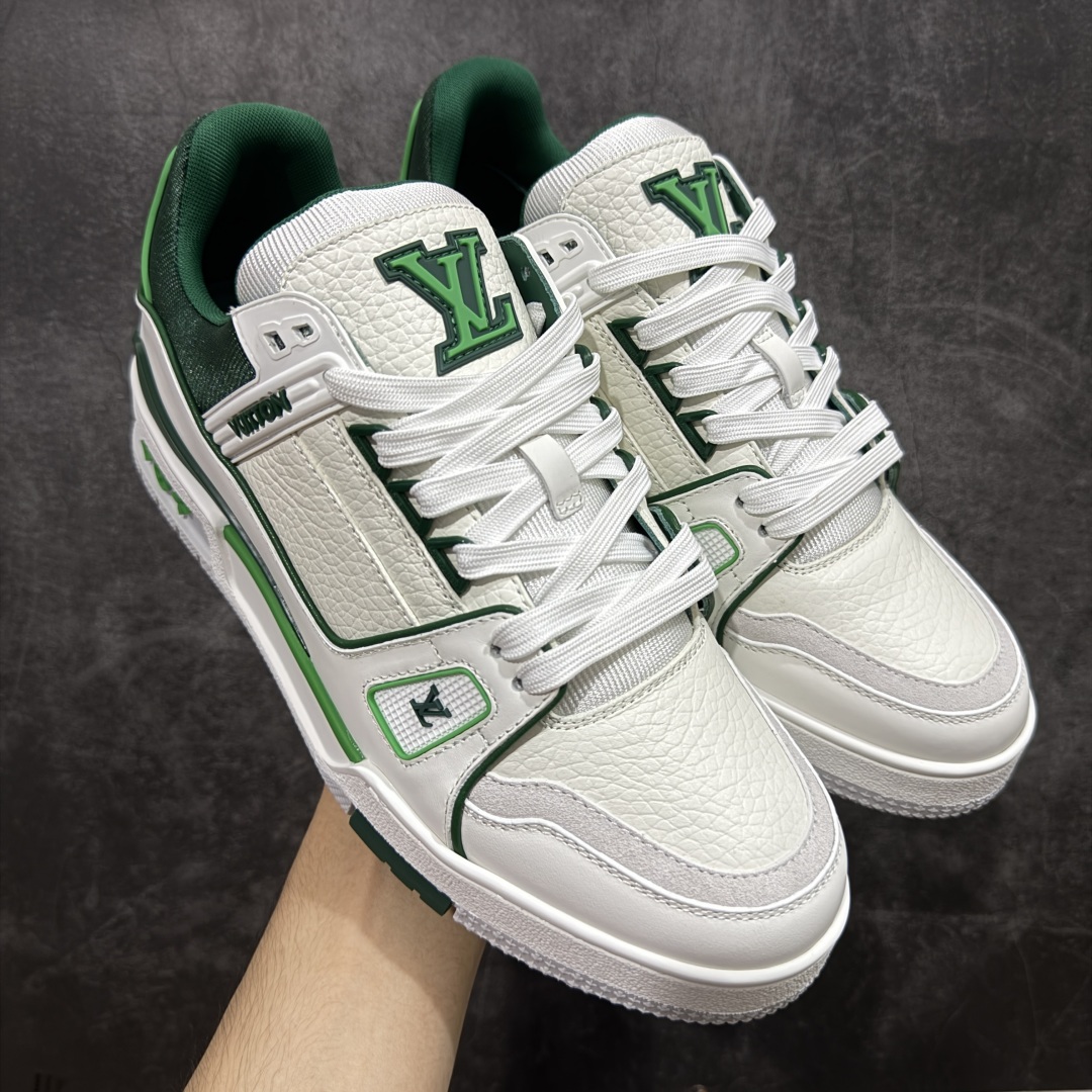 【专柜版/海淘代购版】 现货当天可取 LV Trainer系列高奢运动鞋 限定款 新款芯片顶级 潮人必备单品 同步ZP官网空胶工艺 鞋舌、挂饰均镶嵌NFC芯片感应装置 正确胶片断点式设计 中底正确还原原版油印字母比例 1：1原楦格板、楦头、刀磨全新升级！ 独家订制顶级压纹麂皮 原版开模TPU大底 质感原版一致 垫脚聚米微料加透气英伦网布 披靡市场任何版本！细节完美呈现！ 代购指定版本 全新升级最新双盒包装 扫码秒进官网！ 全套包装配件同比原版 尺码： 35-40-选品中心