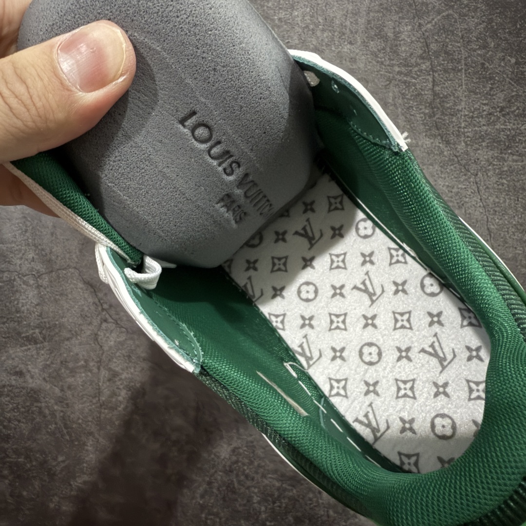 图片[9]-【专柜版/海淘代购版】 现货当天可取 LV Trainer系列高奢运动鞋 限定款 新款芯片顶级 潮人必备单品 同步ZP官网空胶工艺 鞋舌、挂饰均镶嵌NFC芯片感应装置 正确胶片断点式设计 中底正确还原原版油印字母比例 1：1原楦格板、楦头、刀磨全新升级！ 独家订制顶级压纹麂皮 原版开模TPU大底 质感原版一致 垫脚聚米微料加透气英伦网布 披靡市场任何版本！细节完美呈现！ 代购指定版本 全新升级最新双盒包装 扫码秒进官网！ 全套包装配件同比原版 尺码： 35-40-选品中心