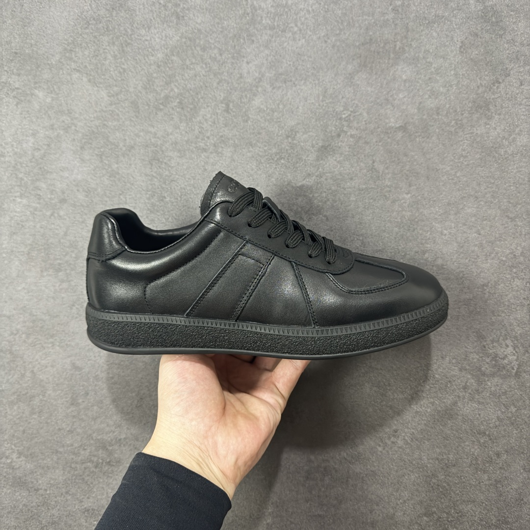 【广东纯原】ECCO爱步男鞋德训鞋秋 经典时尚百搭舒适小白鞋男 柔酷零点系列 重塑德训经典轮廓,简约而不失格调 轻松切换不同生活场景的搭配需求 不易挤脚复古经典百搭 全皮革内里系统,从内衬到鞋垫,全皮革覆盖的贴心设计,如第二层肌肤般温柔承托双脚 三重舒适 轻盈大底搭载爱步独有科技 简约系带设计 可自由调节松紧 一体成型贴合脚部,轻弹缓震运动时自带缓冲buff 引领街头风向 尺码:38 39 40 41 42 43(皮鞋码) 编码:TLB350360-选品中心