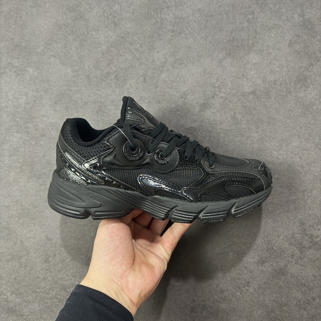 【公司级】AD Originals Astir 复古运动休闲老爹慢跑鞋 渠道正品订单 诠释市场最高工艺水平 鞋面运用皮革与网眼的拼接,穿着透气,极具层次感和复古感。鞋身搭配超大号鞋孔眼,配合动感饰面构成的生动线条,十分吸睛。EVA中底,脚感十分舒适。夏天必备单品。 货号:GW4341 尺码:36 36.5 37.5 38 38.5 39 40 40.5 41 42 42.5 43 44 44.5 45-选品中心