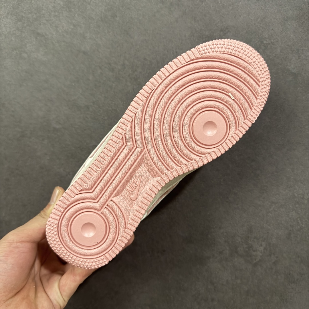 图片[9]-【定制版】Nike Air Force 1 \’07 Low “头层猪八拼接” 空军一号 高端定制 低帮 运动鞋 休闲鞋 折边针车 工艺难度大 原楦头原纸板 原装鞋盒 定制五金配件 内置全掌气垫 原厂鞋底 货号：DY9867-003 尺码：36 36.5 37.5 38 38.5 39 40 40.5 41 42 42.5 43 44 44.5 45 编码：HXSA250260-选品中心