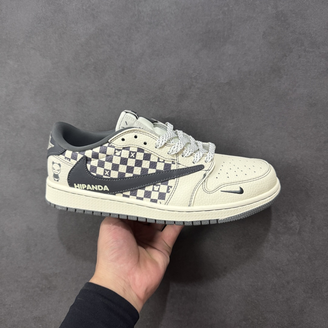 【定制版】高端定制 Travis Scott x Fragment Design x Jordan Air Jordan 1 Low OG SP “暴力熊联名------白灰方格” 高端定制 倒钩三方联名低帮篮球鞋 #定制鞋盒 大厂纯原品质出货 超高清洁度 皮料切割干净无任何毛边 细节完美 货号:XD1979-001 尺码:36 36.5 37.5 38 38.5 39 40 40.5 41 42 42.5 43 44 44.5 45 编码:HXSB330340-选品中心