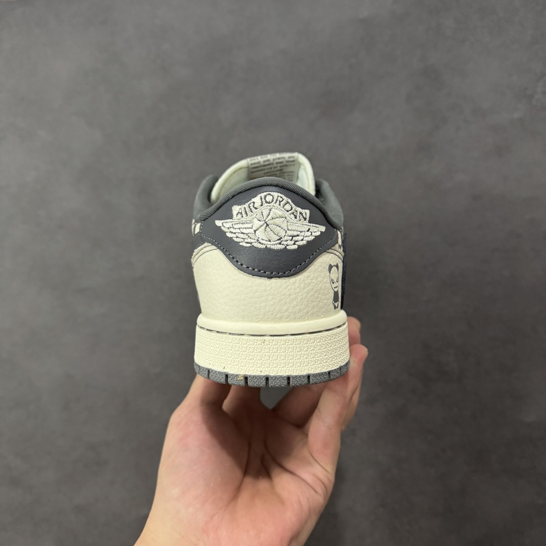 图片[4]-【定制版】高端定制 Travis Scott x Fragment Design x Jordan Air Jordan 1 Low OG SP “暴力熊联名——白灰方格” 高端定制 倒钩三方联名低帮篮球鞋 #定制鞋盒 大厂纯原品质出货 超高清洁度 皮料切割干净无任何毛边 细节完美 货号：XD1979-001 尺码：36 36.5 37.5 38 38.5 39 40 40.5 41 42 42.5 43 44 44.5 45 编码：HXSB330340-选品中心