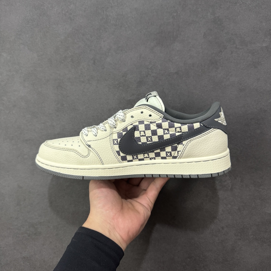 图片[2]-【定制版】高端定制 Travis Scott x Fragment Design x Jordan Air Jordan 1 Low OG SP “暴力熊联名——白灰方格” 高端定制 倒钩三方联名低帮篮球鞋 #定制鞋盒 大厂纯原品质出货 超高清洁度 皮料切割干净无任何毛边 细节完美 货号：XD1979-001 尺码：36 36.5 37.5 38 38.5 39 40 40.5 41 42 42.5 43 44 44.5 45 编码：HXSB330340-选品中心