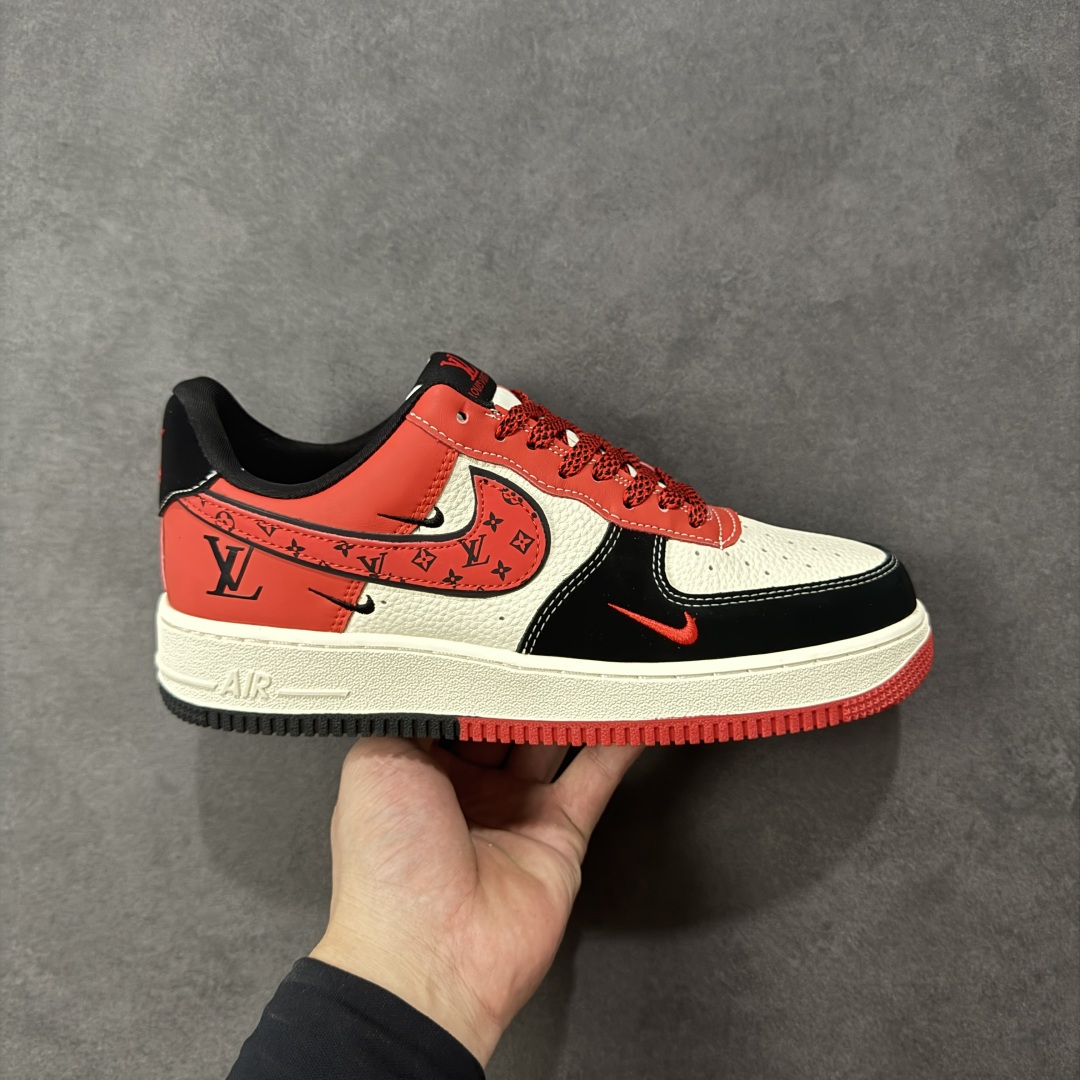【定制版】Nike Air Force 1 Low 07 x Louis Vuitton 黑白红三小勾 原楦头原纸板 打造纯正低帮空军版型 专注外贸渠道 全掌内置蜂窝气垫 原盒配件 原厂中底钢印、拉帮完美 货号:KJ1688-016 尺码:36 36.5 37.5 38 38.5 39 40 40.5 41 42 42.5 43 44 44.5 45-选品中心