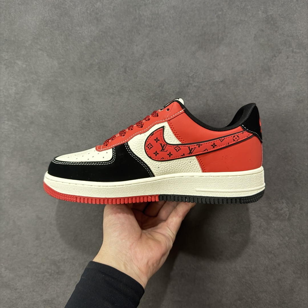 图片[2]-【定制版】Nike Air Force 1 Low 07 x Louis Vuitton 黑白红三小勾 原楦头原纸板 打造纯正低帮空军版型 专注外贸渠道 全掌内置蜂窝气垫 原盒配件 原厂中底钢印、拉帮完美 货号：KJ1688-016 尺码：36 36.5 37.5 38 38.5 39 40 40.5 41 42 42.5 43 44 44.5 45-选品中心