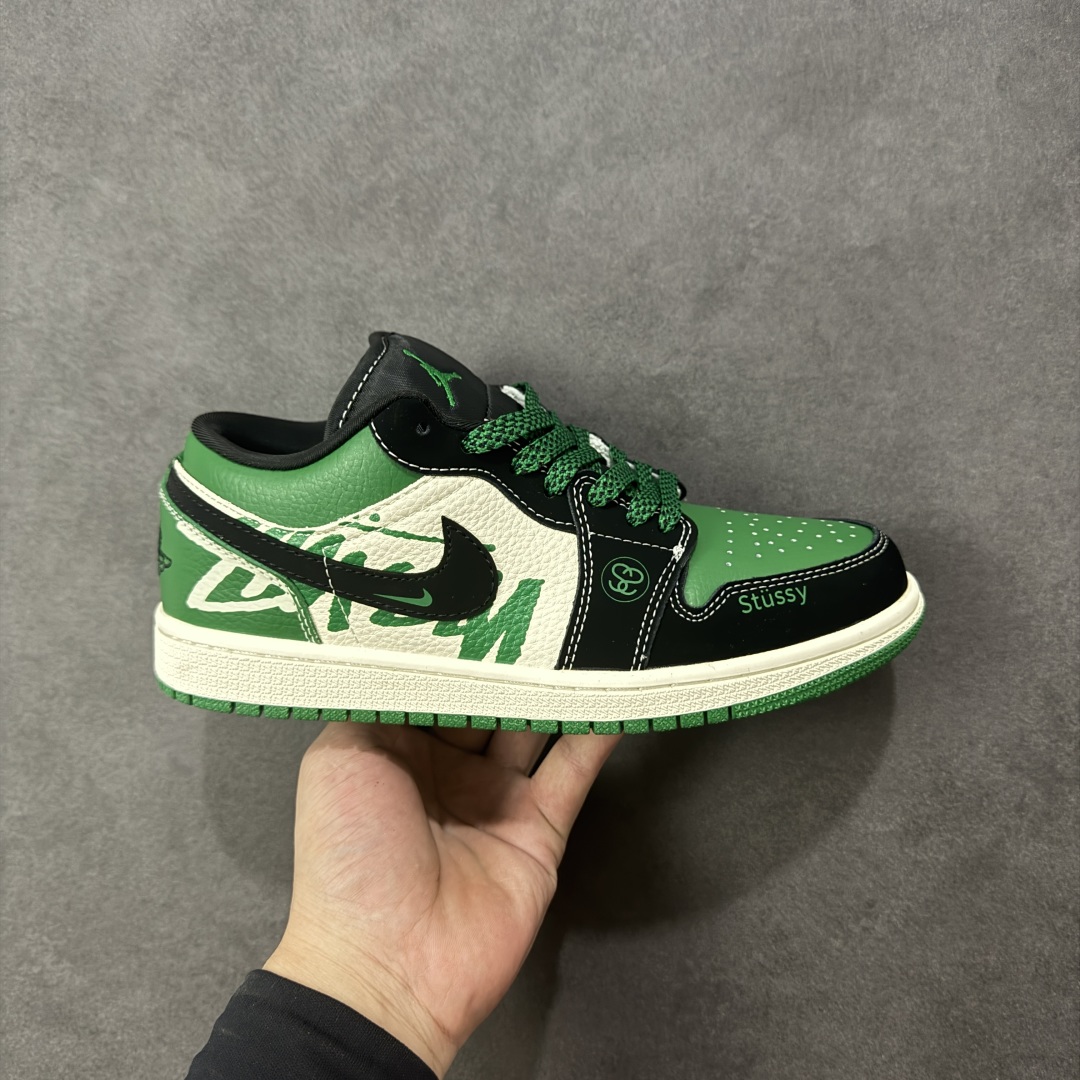 【定制版】Nike Jordan Air Jordan 1 “斯图西联名——字母绿黑勾” 高端定制 乔丹低帮休闲板鞋 大厂纯原品质出货 纯正版型 定制鞋盒 皮料切割干净无任何毛边 细节完美 超高清洁度 货号:QJ1988-004 尺码:36 36.5 37.5 38 38.5 39 40 40.5 41 42 42.5 43 44 44.5 45 编码:HXSB330340-选品中心