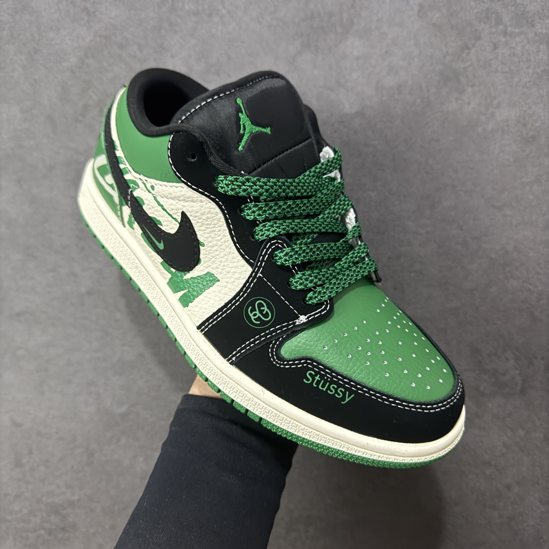图片[3]-【定制版】Nike Jordan Air Jordan 1 “斯图西联名——字母绿黑勾” 高端定制 乔丹低帮休闲板鞋 大厂纯原品质出货 纯正版型 定制鞋盒 皮料切割干净无任何毛边 细节完美 超高清洁度 货号：QJ1988-004 尺码：36 36.5 37.5 38 38.5 39 40 40.5 41 42 42.5 43 44 44.5 45 编码：HXSB330340-选品中心