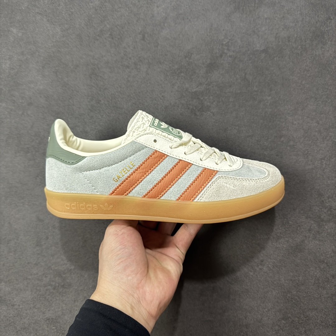 【公司级D版】AD Gazelle Indoor Trainers 羚羊内训系列低帮复古百搭休闲运动德训风板鞋 JQ0011 90年代经典的复刻版！自60年代以足球训练鞋面世以来,Gazelle就以其经典设计席卷全球。1991年版本的复刻,再造经典Gazelle。采用皮革打造,搭配浊色细节,让这款经典更加简约。 尺码：35.5-45 编码：YQB200210-选品中心