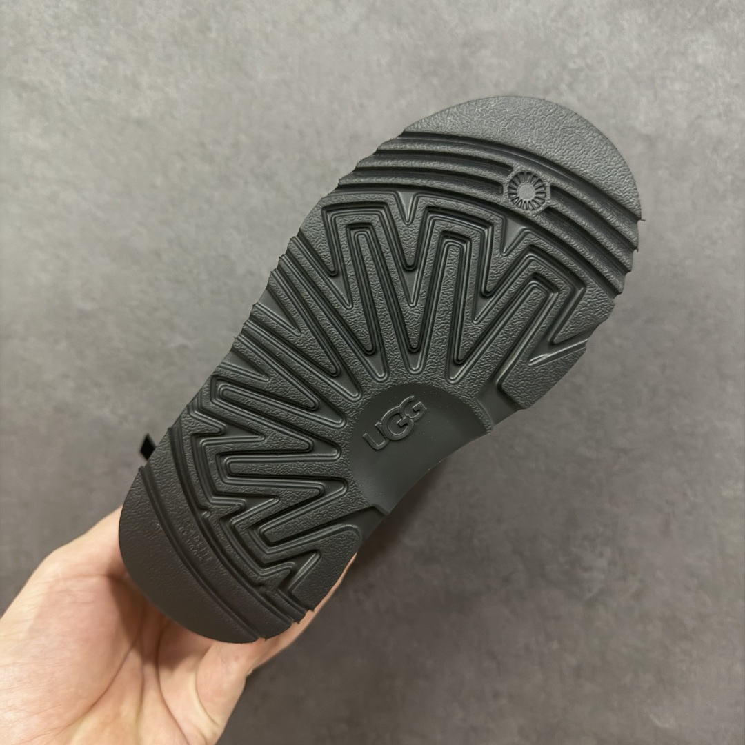 图片[9]-【SP原厂版】UGG 6501K 童鞋 秋冬羊皮毛一体雪地靴 市场天花板品质 欢迎对比🆚 全鞋采用ZP同厂 隆丰A级澳洲进口羊皮毛一体 品牌代工厂生产线 完全遵循ZP工艺流程 代工厂原厂版师 秉承无原鞋不开发选择 注重每一处细节 市面最正版型 TREADLITE\”轻翼\”科技外底 轻便/耐用/柔韧/桩型【售后郑重承诺】一个月内若出现重大脱胶/断底等质量问题 直接为您换新！ 尺码：25-34-选品中心