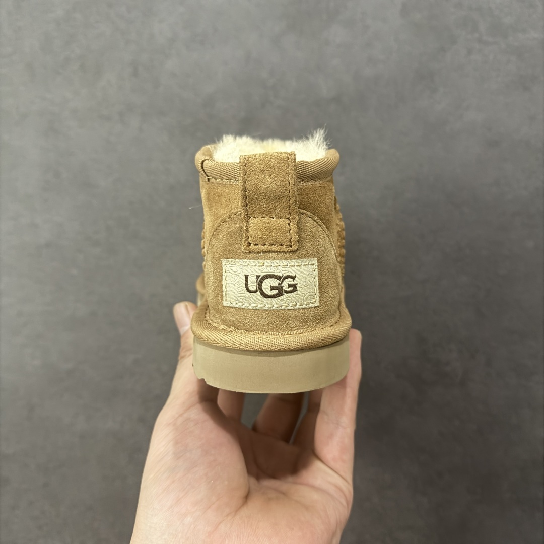 图片[4]-【SP原厂版】UGG 6109K 童鞋 秋冬羊皮毛一体雪地靴 市场天花板品质 欢迎对比🆚 全鞋采用ZP同厂 隆丰A级澳洲进口羊皮毛一体 品牌代工厂生产线 完全遵循ZP工艺流程 代工厂原厂版师 秉承无原鞋不开发选择 注重每一处细节 市面最正版型 TREADLITE\”轻翼\”科技外底 轻便/耐用/柔韧/桩型【售后郑重承诺】一个月内若出现重大脱胶/断底等质量问题 直接为您换新！ 尺码：25-34-选品中心