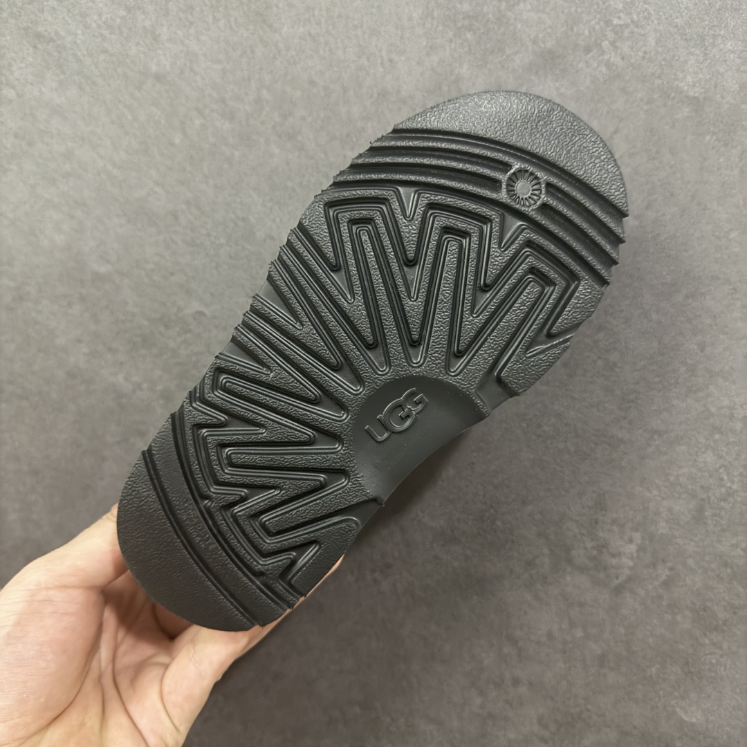 图片[9]-【SP原厂版】UGG 6109K 童鞋 秋冬羊皮毛一体雪地靴 市场天花板品质 欢迎对比🆚 全鞋采用ZP同厂 隆丰A级澳洲进口羊皮毛一体 品牌代工厂生产线 完全遵循ZP工艺流程 代工厂原厂版师 秉承无原鞋不开发选择 注重每一处细节 市面最正版型 TREADLITE\”轻翼\”科技外底 轻便/耐用/柔韧/桩型【售后郑重承诺】一个月内若出现重大脱胶/断底等质量问题 直接为您换新！ 尺码：25-34-选品中心