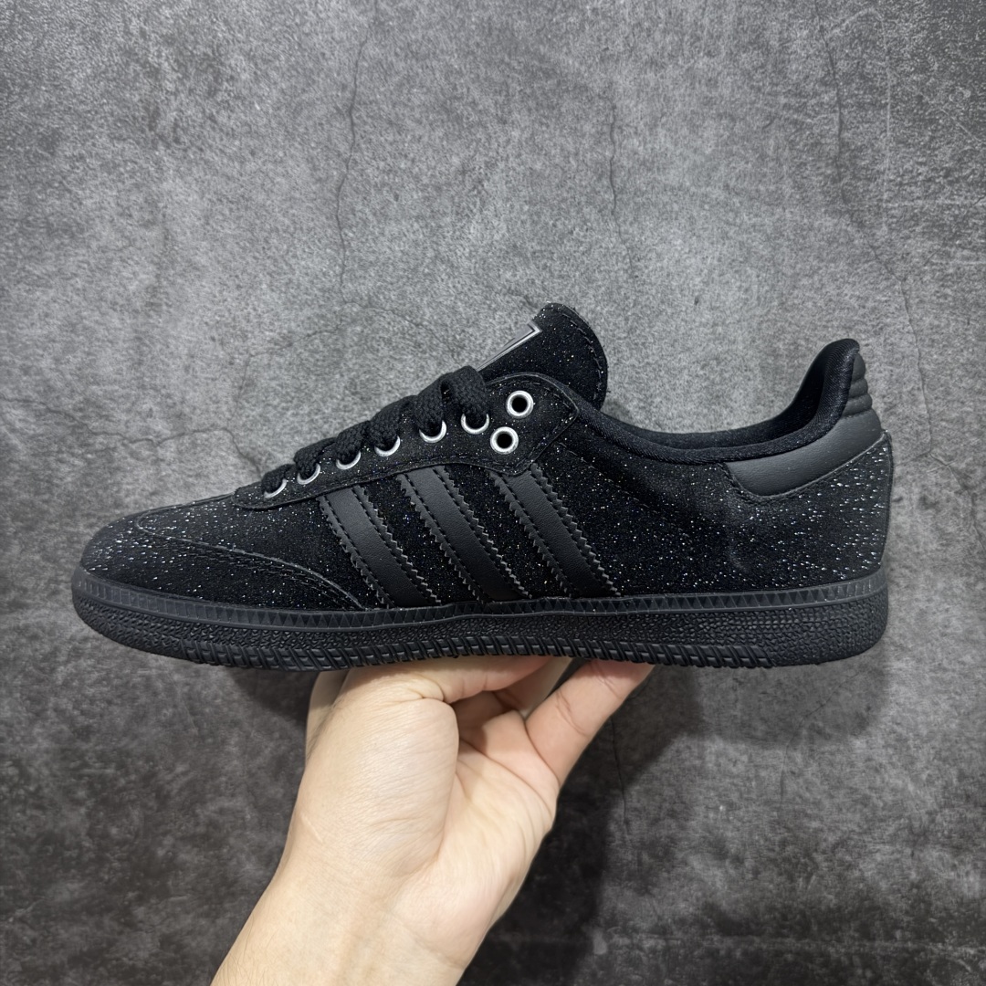 图片[2]-【纳帕软皮版】AD Original Gazelle Trainers 瞪羚室内鞋系列低帮复古百搭休闲运动德训风板鞋 KI6265 高端零售特供批次 原厂定制长毛翻毛皮组合环保纤维革鞋面材质 内置环保海玻璃鞋垫 外置RB橡胶大底 产品品控稳定性领先行业 原厂全套原楦原纸板冲刀磨具开发 原厂皮料加持 原厂港宝加持定型后跟R度完美 将复古进行到底 简约流畅 三十年不变经典 这款Gazelle运动鞋 无论面料、配色、质感或设计 都只在重现其1991年原款的经典 皮革鞋面 撞色三条纹和鞋跟标的设计 力求呈现90年代的经典复古风潮 Samba火热的同时 也带动了其它的复古鞋型 Gazelle便是其中一只 Gazelle Indoor拥有包边更宽的T字型鞋头 更好的保护运动员的前掌 浓浓的复古氛围感 非常适合现在流行的Cleanfit风格 尺码：35.5 36 36⅔ 37⅓ 38 38⅔ 39⅓ 40 40⅔ 41⅓ 42 42⅔ 43⅓ 44 44⅔ 45 46 47-选品中心