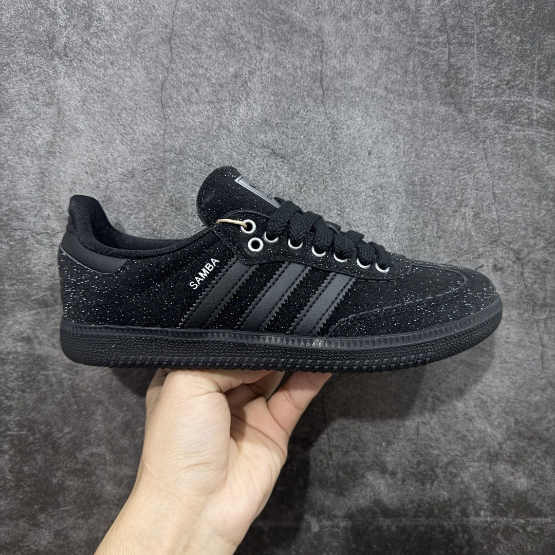 【纳帕软皮版】AD Original Gazelle Trainers 瞪羚室内鞋系列低帮复古百搭休闲运动德训风板鞋 KI6265 高端零售特供批次 原厂定制长毛翻毛皮组合环保纤维革鞋面材质 内置环保海玻璃鞋垫 外置RB橡胶大底 产品品控稳定性领先行业 原厂全套原楦原纸板冲刀磨具开发 原厂皮料加持 原厂港宝加持定型后跟R度完美 将复古进行到底 简约流畅 三十年不变经典 这款Gazelle运动鞋 无论面料、配色、质感或设计 都只在重现其1991年原款的经典 皮革鞋面 撞色三条纹和鞋跟标的设计 力求呈现90年代的经典复古风潮 Samba火热的同时 也带动了其它的复古鞋型 Gazelle便是其中一只 Gazelle Indoor拥有包边更宽的T字型鞋头 更好的保护运动员的前掌 浓浓的复古氛围感 非常适合现在流行的Cleanfit风格 尺码：35.5 36 36⅔ 37⅓ 38 38⅔ 39⅓ 40 40⅔ 41⅓ 42 42⅔ 43⅓ 44 44⅔ 45 46 47-选品中心