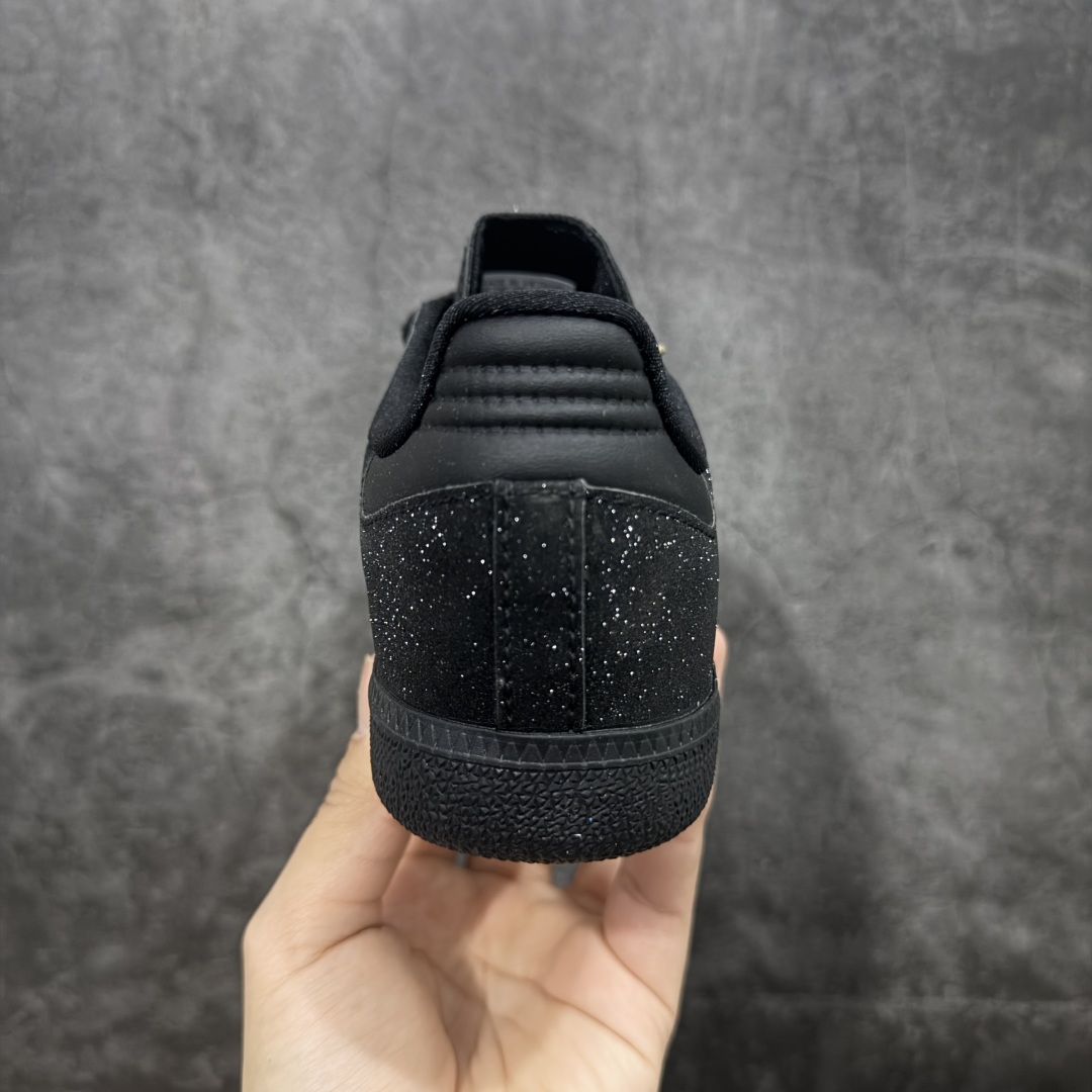 图片[4]-【纳帕软皮版】AD Original Gazelle Trainers 瞪羚室内鞋系列低帮复古百搭休闲运动德训风板鞋 KI6265 高端零售特供批次 原厂定制长毛翻毛皮组合环保纤维革鞋面材质 内置环保海玻璃鞋垫 外置RB橡胶大底 产品品控稳定性领先行业 原厂全套原楦原纸板冲刀磨具开发 原厂皮料加持 原厂港宝加持定型后跟R度完美 将复古进行到底 简约流畅 三十年不变经典 这款Gazelle运动鞋 无论面料、配色、质感或设计 都只在重现其1991年原款的经典 皮革鞋面 撞色三条纹和鞋跟标的设计 力求呈现90年代的经典复古风潮 Samba火热的同时 也带动了其它的复古鞋型 Gazelle便是其中一只 Gazelle Indoor拥有包边更宽的T字型鞋头 更好的保护运动员的前掌 浓浓的复古氛围感 非常适合现在流行的Cleanfit风格 尺码：35.5 36 36⅔ 37⅓ 38 38⅔ 39⅓ 40 40⅔ 41⅓ 42 42⅔ 43⅓ 44 44⅔ 45 46 47-选品中心