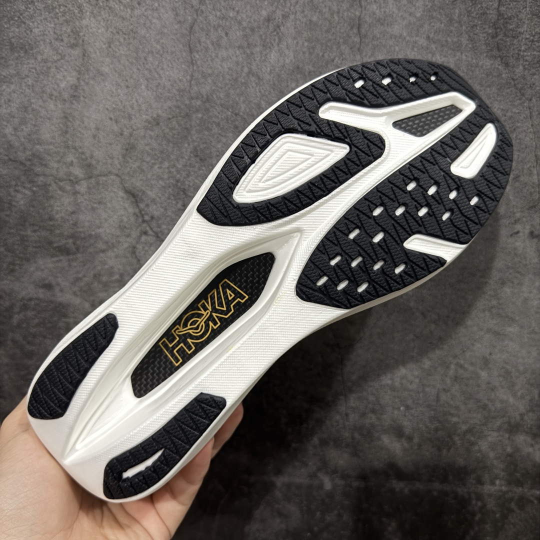 图片[9]-【顶级真碳版】HOKA U Rocket X 3 新一代旗舰竞速运动跑鞋   中底全掌碳板 泡棉科技超软弹效果 整体设计符合自然步态的不对称鞋面和鞋底结构 大底在高耗损区域设置耐磨橡胶，并未完全覆盖，减轻鞋身重量同时也保证抓地力。 尺码：36-45-选品中心