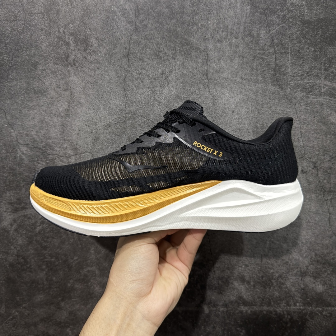 图片[2]-【顶级真碳版】HOKA U Rocket X 3 新一代旗舰竞速运动跑鞋   中底全掌碳板 泡棉科技超软弹效果 整体设计符合自然步态的不对称鞋面和鞋底结构 大底在高耗损区域设置耐磨橡胶，并未完全覆盖，减轻鞋身重量同时也保证抓地力。 尺码：36-45-选品中心