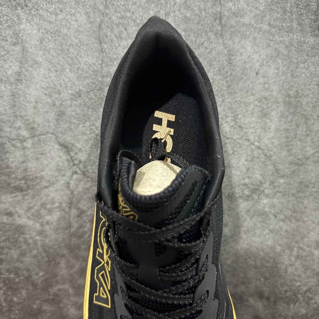 图片[8]-【顶级真碳版】HOKA U Rocket X 3 新一代旗舰竞速运动跑鞋   中底全掌碳板 泡棉科技超软弹效果 整体设计符合自然步态的不对称鞋面和鞋底结构 大底在高耗损区域设置耐磨橡胶，并未完全覆盖，减轻鞋身重量同时也保证抓地力。 尺码：36-45-选品中心