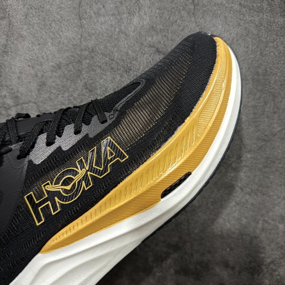 图片[6]-【顶级真碳版】HOKA U Rocket X 3 新一代旗舰竞速运动跑鞋   中底全掌碳板 泡棉科技超软弹效果 整体设计符合自然步态的不对称鞋面和鞋底结构 大底在高耗损区域设置耐磨橡胶，并未完全覆盖，减轻鞋身重量同时也保证抓地力。 尺码：36-45-选品中心