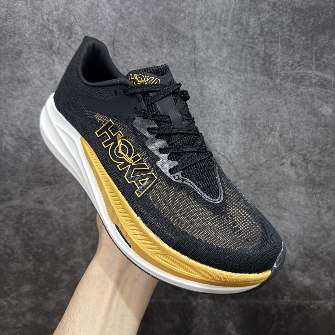 图片[3]-【顶级真碳版】HOKA U Rocket X 3 新一代旗舰竞速运动跑鞋   中底全掌碳板 泡棉科技超软弹效果 整体设计符合自然步态的不对称鞋面和鞋底结构 大底在高耗损区域设置耐磨橡胶，并未完全覆盖，减轻鞋身重量同时也保证抓地力。 尺码：36-45-选品中心