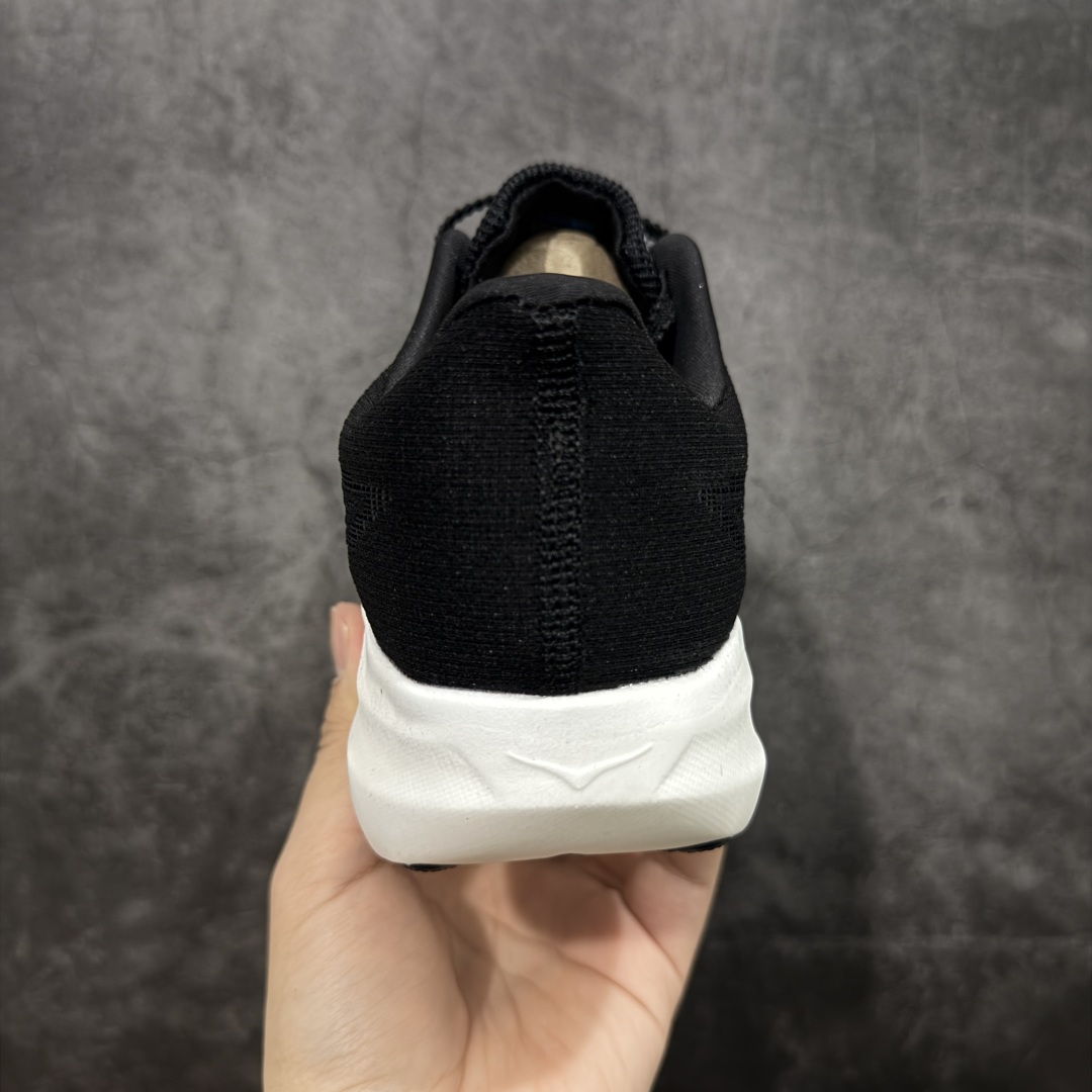 图片[4]-【顶级真碳版】HOKA U Rocket X 3 新一代旗舰竞速运动跑鞋   中底全掌碳板 泡棉科技超软弹效果 整体设计符合自然步态的不对称鞋面和鞋底结构 大底在高耗损区域设置耐磨橡胶，并未完全覆盖，减轻鞋身重量同时也保证抓地力。 尺码：36-45-选品中心