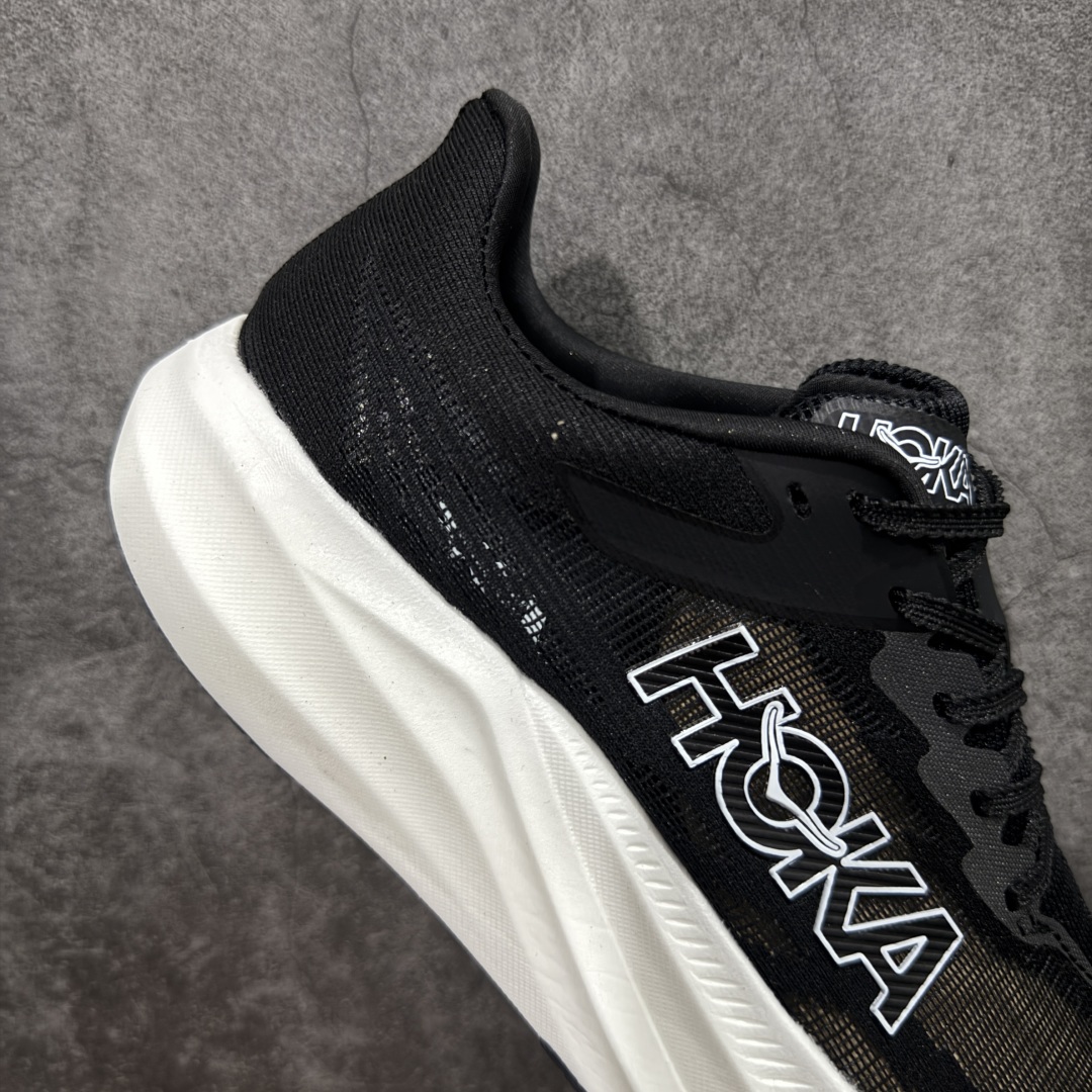 图片[7]-【顶级真碳版】HOKA U Rocket X 3 新一代旗舰竞速运动跑鞋   中底全掌碳板 泡棉科技超软弹效果 整体设计符合自然步态的不对称鞋面和鞋底结构 大底在高耗损区域设置耐磨橡胶，并未完全覆盖，减轻鞋身重量同时也保证抓地力。 尺码：36-45-选品中心