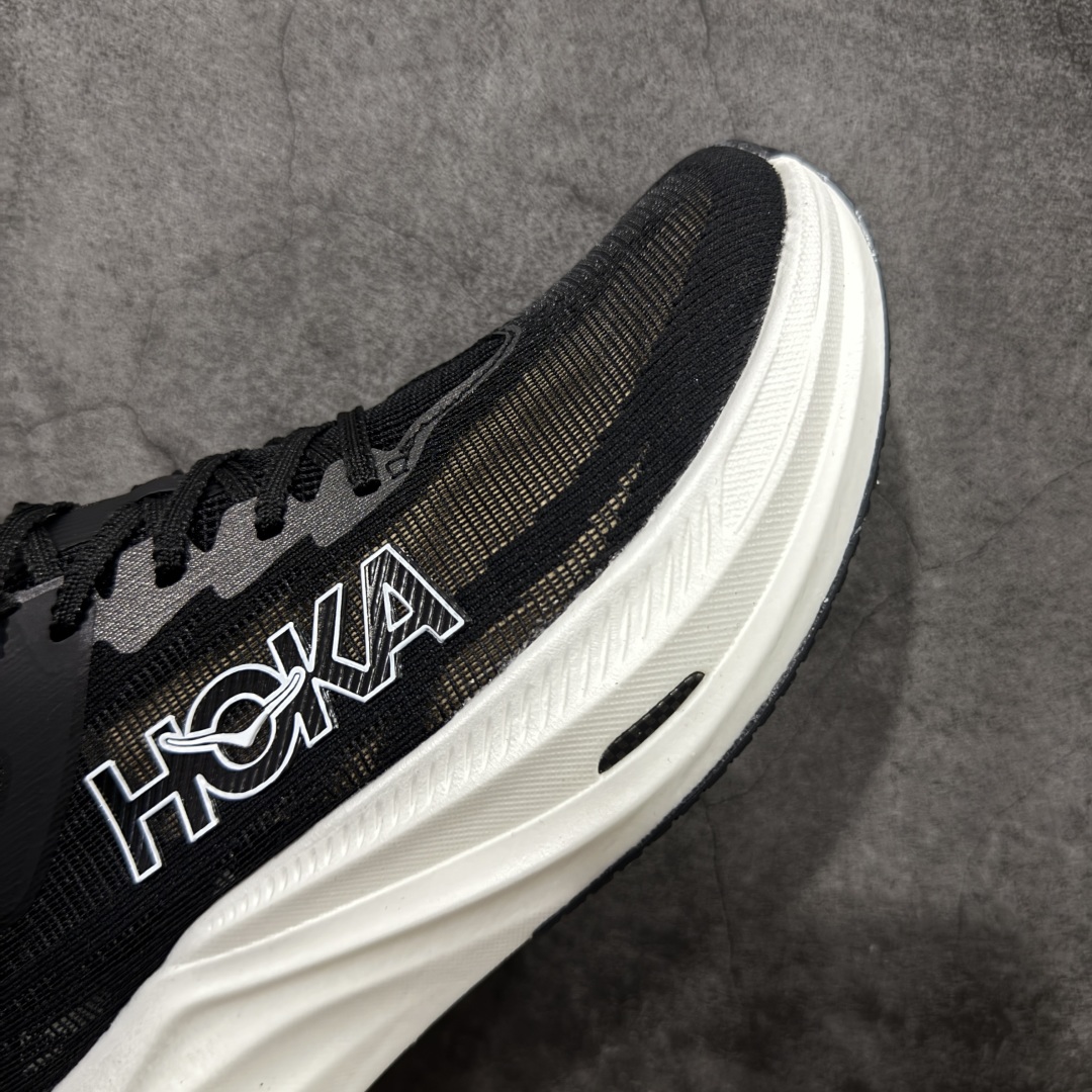 图片[6]-【顶级真碳版】HOKA U Rocket X 3 新一代旗舰竞速运动跑鞋   中底全掌碳板 泡棉科技超软弹效果 整体设计符合自然步态的不对称鞋面和鞋底结构 大底在高耗损区域设置耐磨橡胶，并未完全覆盖，减轻鞋身重量同时也保证抓地力。 尺码：36-45-选品中心