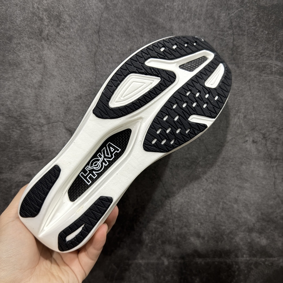 图片[9]-【顶级真碳版】HOKA U Rocket X 3 新一代旗舰竞速运动跑鞋   中底全掌碳板 泡棉科技超软弹效果 整体设计符合自然步态的不对称鞋面和鞋底结构 大底在高耗损区域设置耐磨橡胶，并未完全覆盖，减轻鞋身重量同时也保证抓地力。 尺码：36-45-选品中心